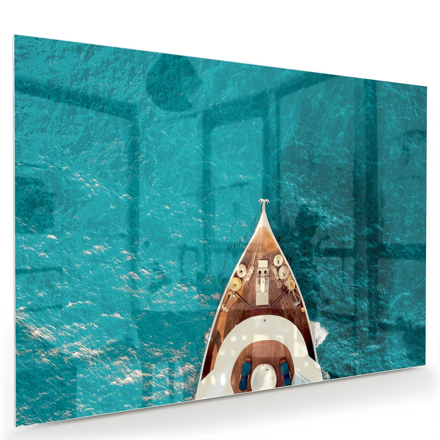 Glazen schilderij van een boot die boven helder turquoise water ligt.