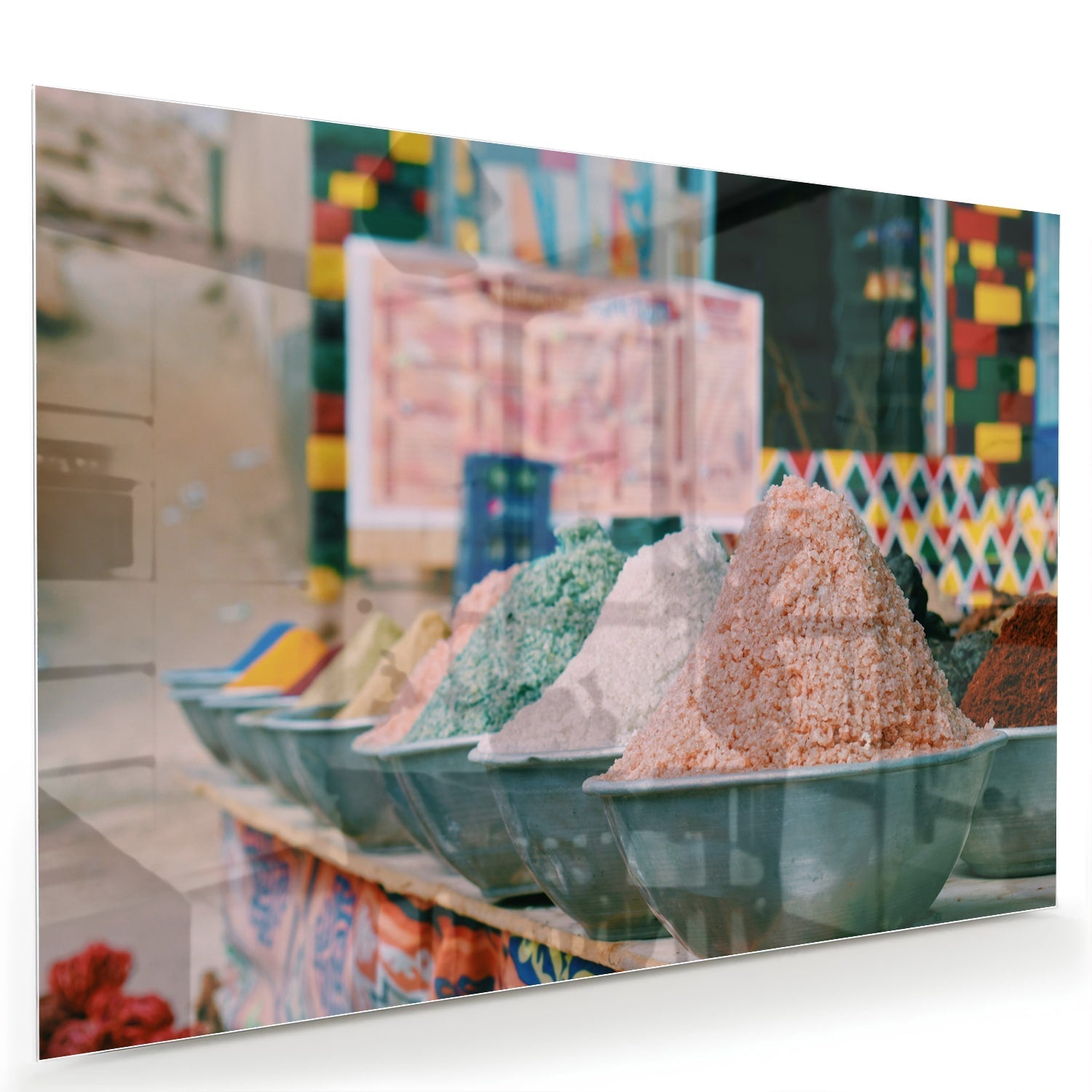 Kleurrijk glazen schilderij met verschillende specerijen in schalen