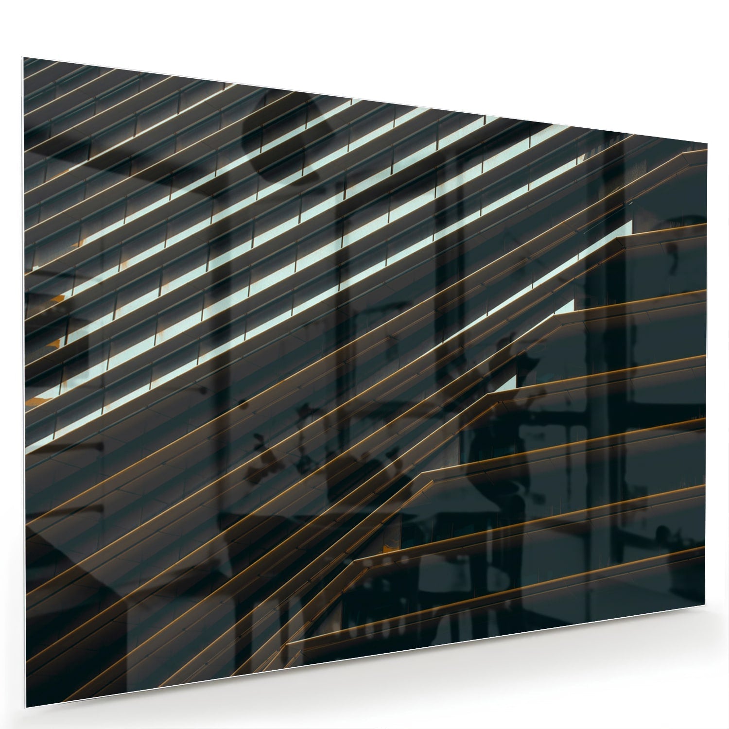 Stijlvol glazen schilderij met zwarte lijnen aan de muur in een moderne woonkamer.