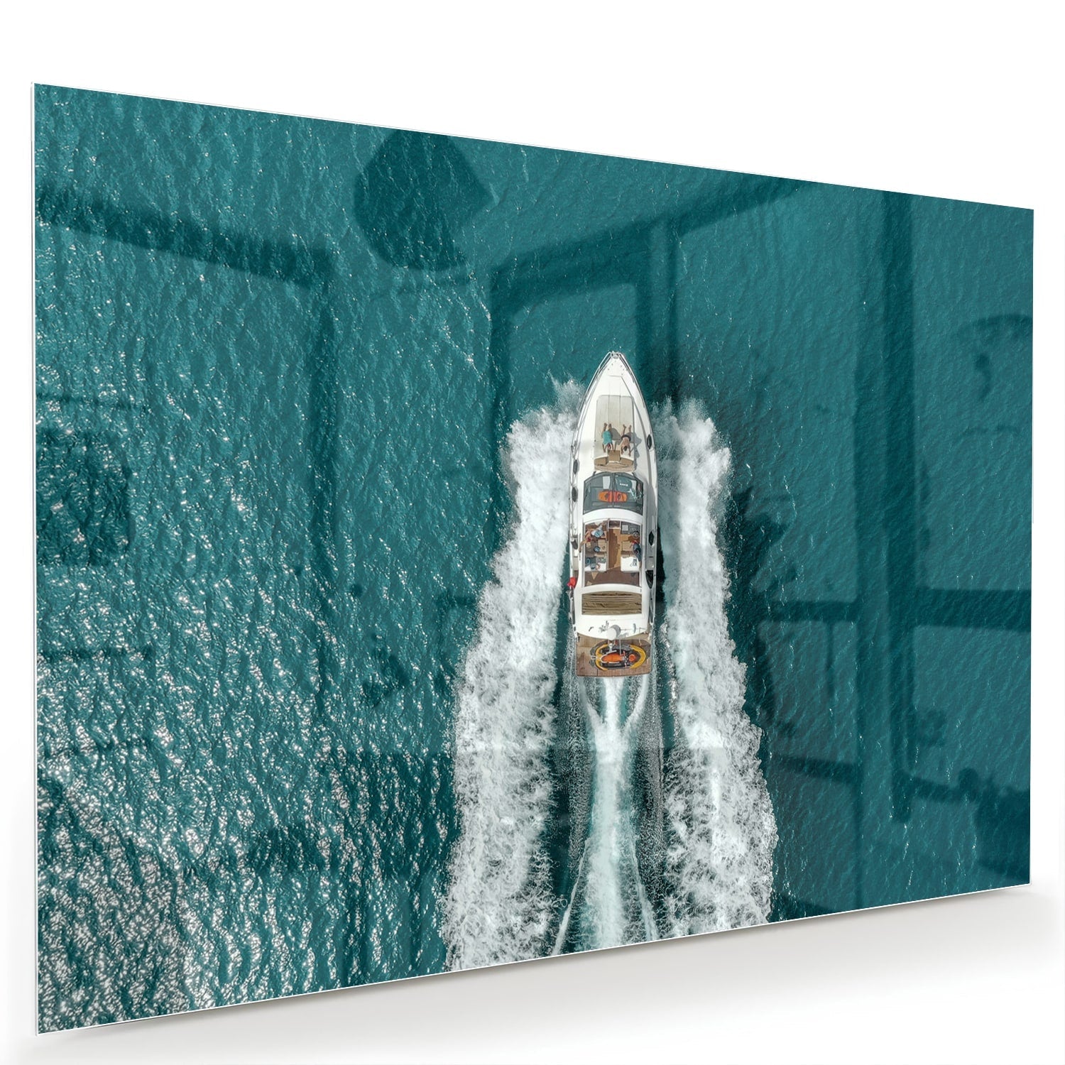 Glazen schilderij van een boot die door turquoise water vaart.