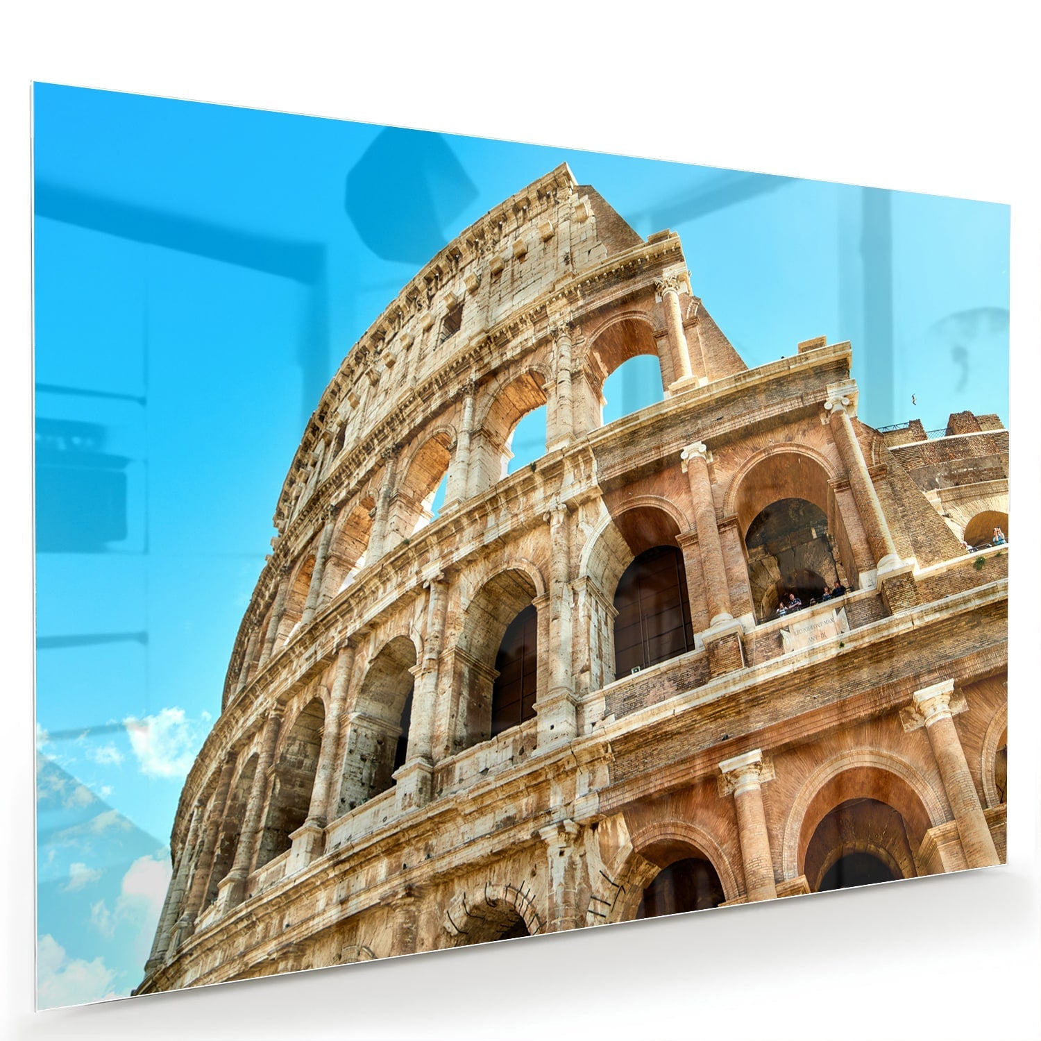 Een glazen schilderij van het Colosseum in Rome met een blauwe lucht achtergrond.