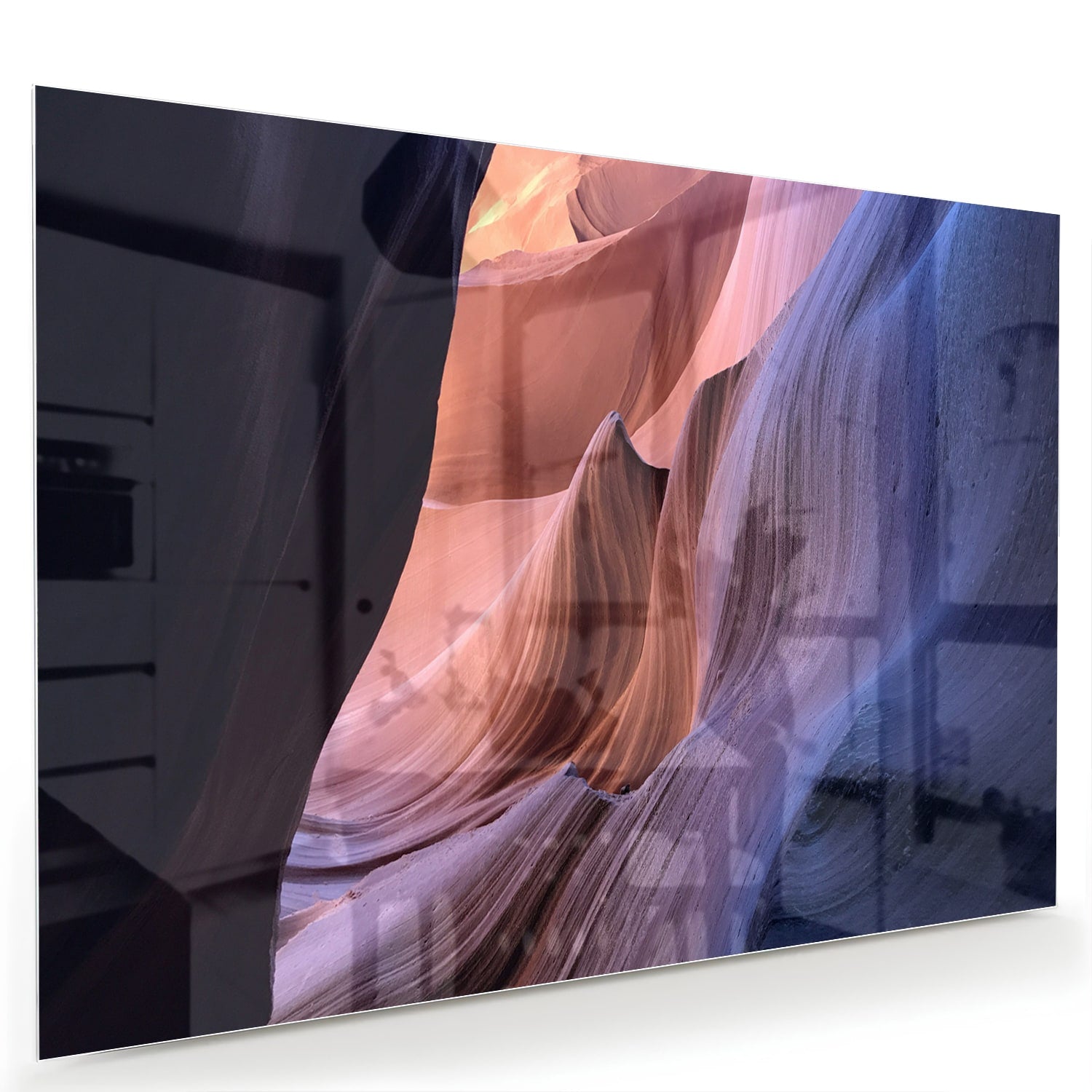 Abstract glazen schilderij met warme kleuren aan de muur