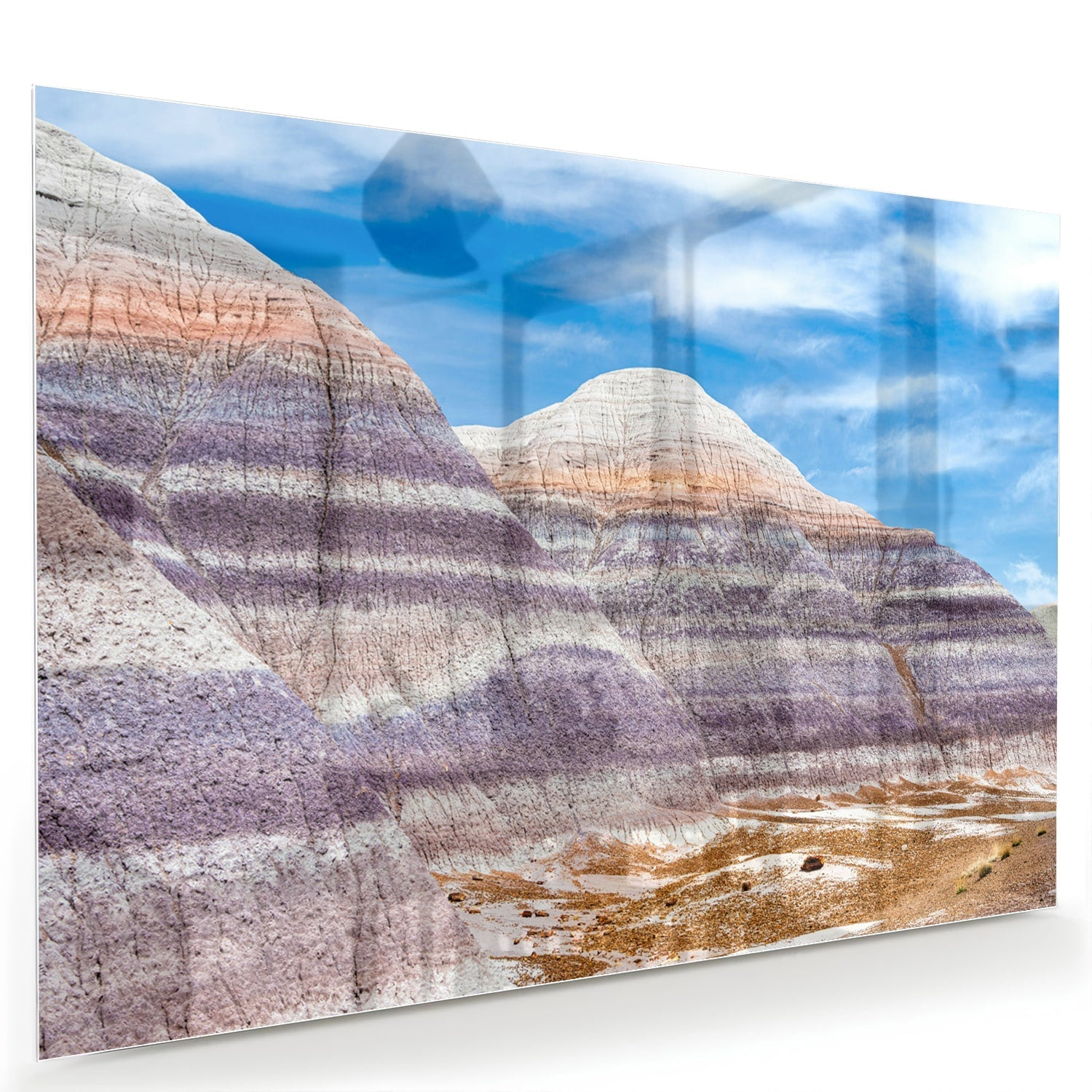 Glazen schilderij van bergen met een blauwe lucht in een moderne woonkamer.