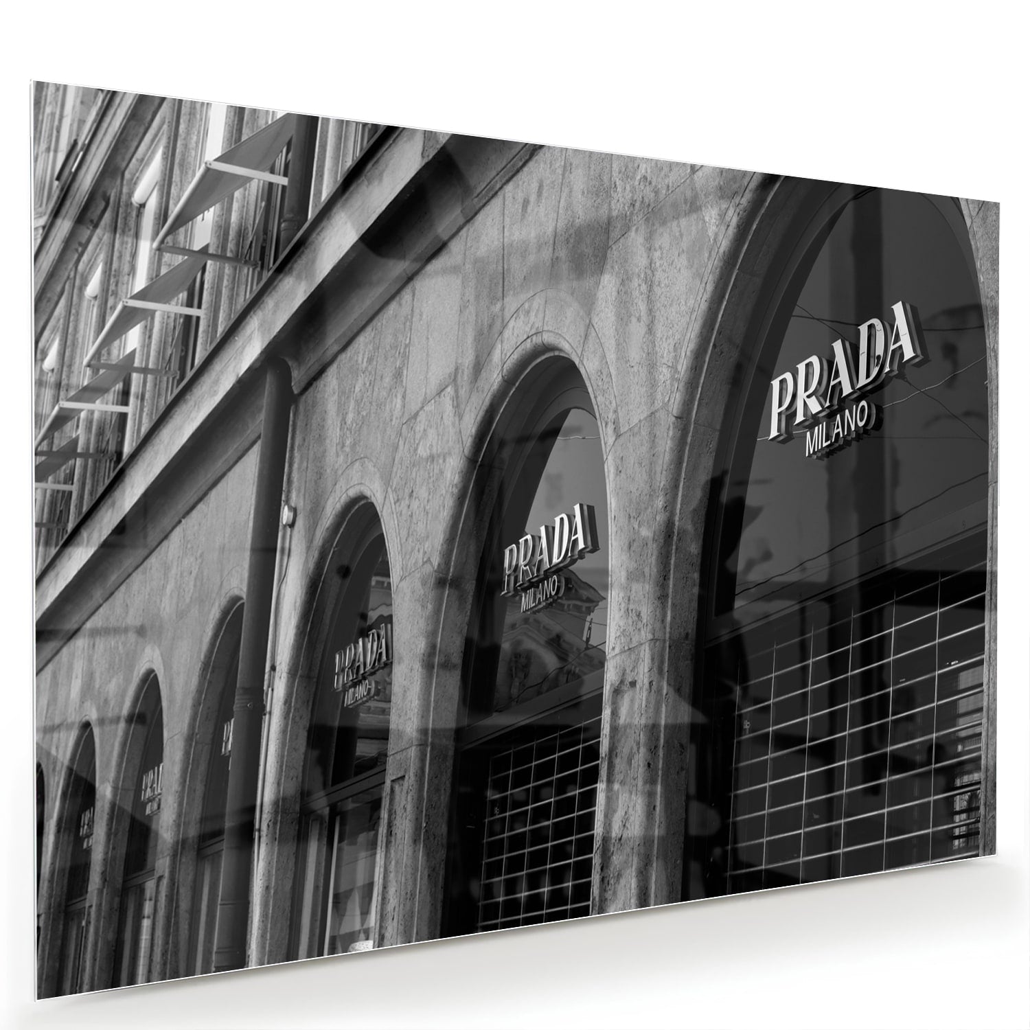 Glazen schilderij van een Prada etalage in zwart-wit, geschikt voor moderne interieurs.