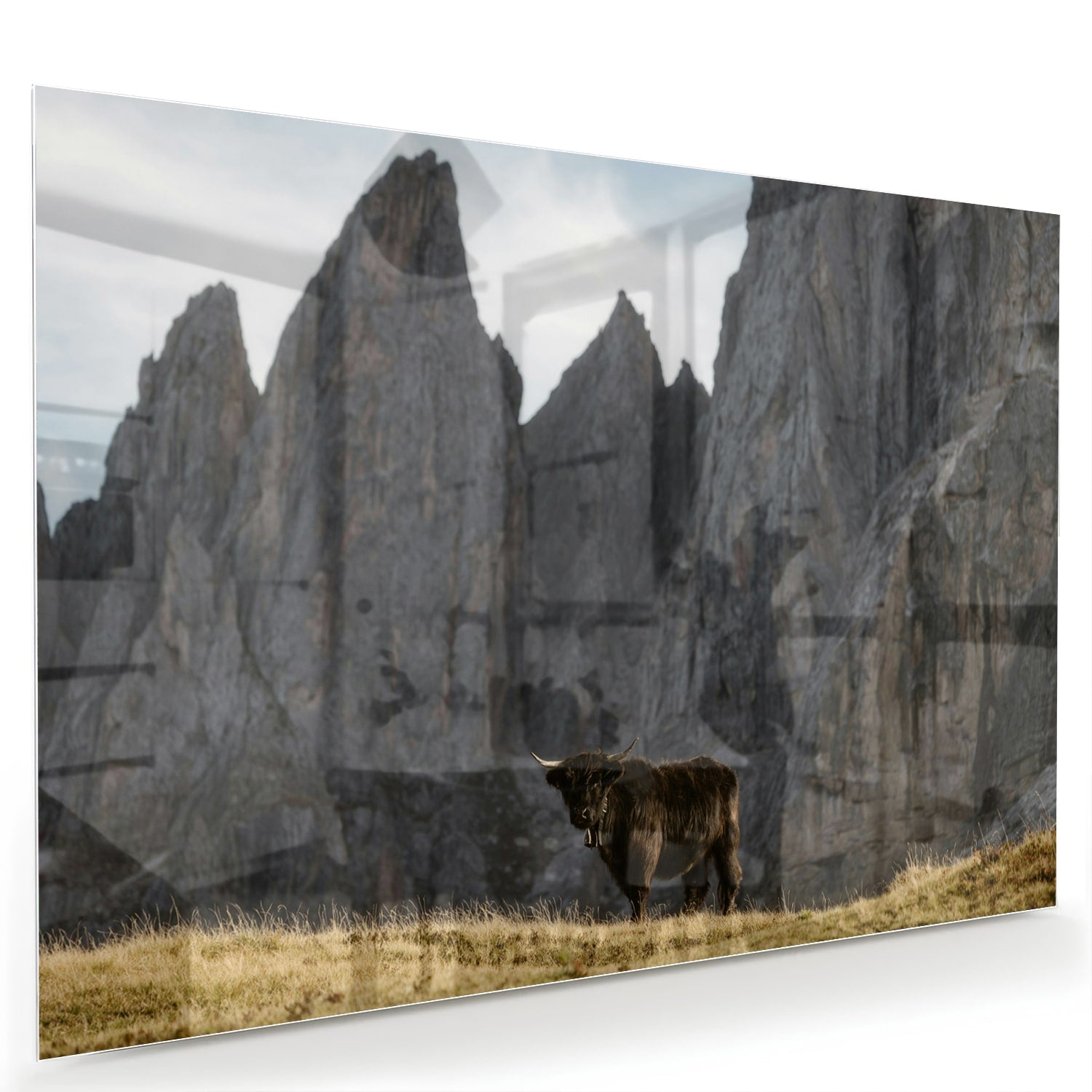 Glas schilderij van bergen met een koe in een groene wei.