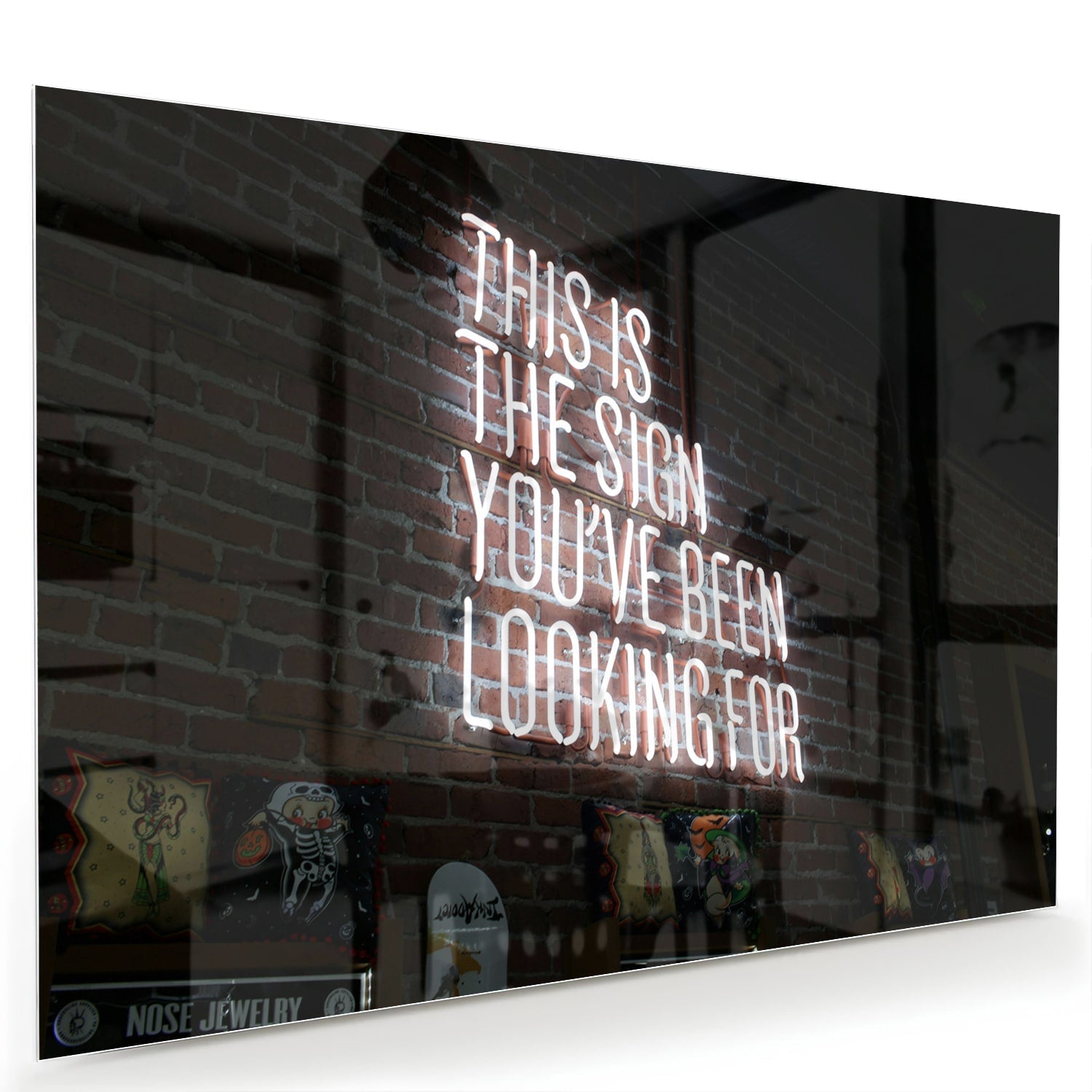 Glazen schilderij met inspirerende tekst in een modern interieur.