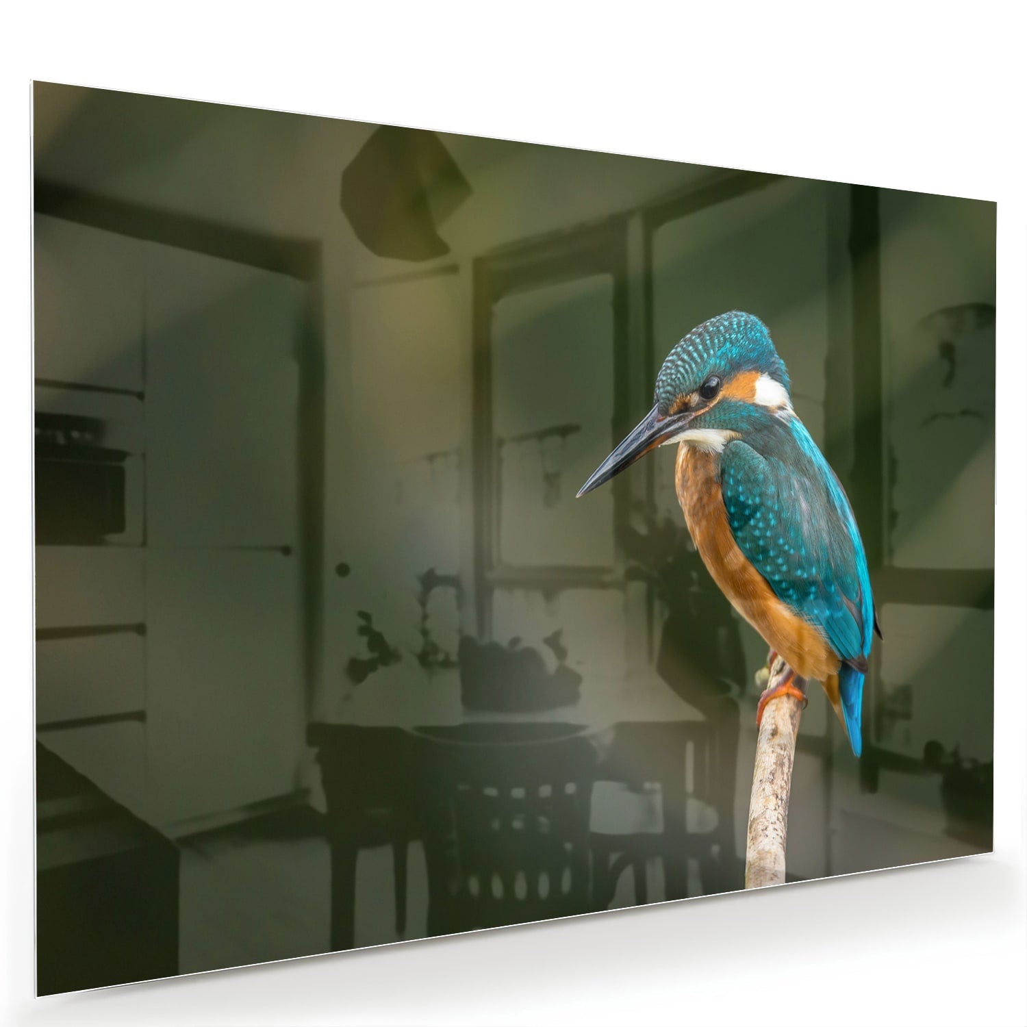 Een glazen schilderij van een ijsvogel die op een tak zit, kleurrijk en gedetailleerd.