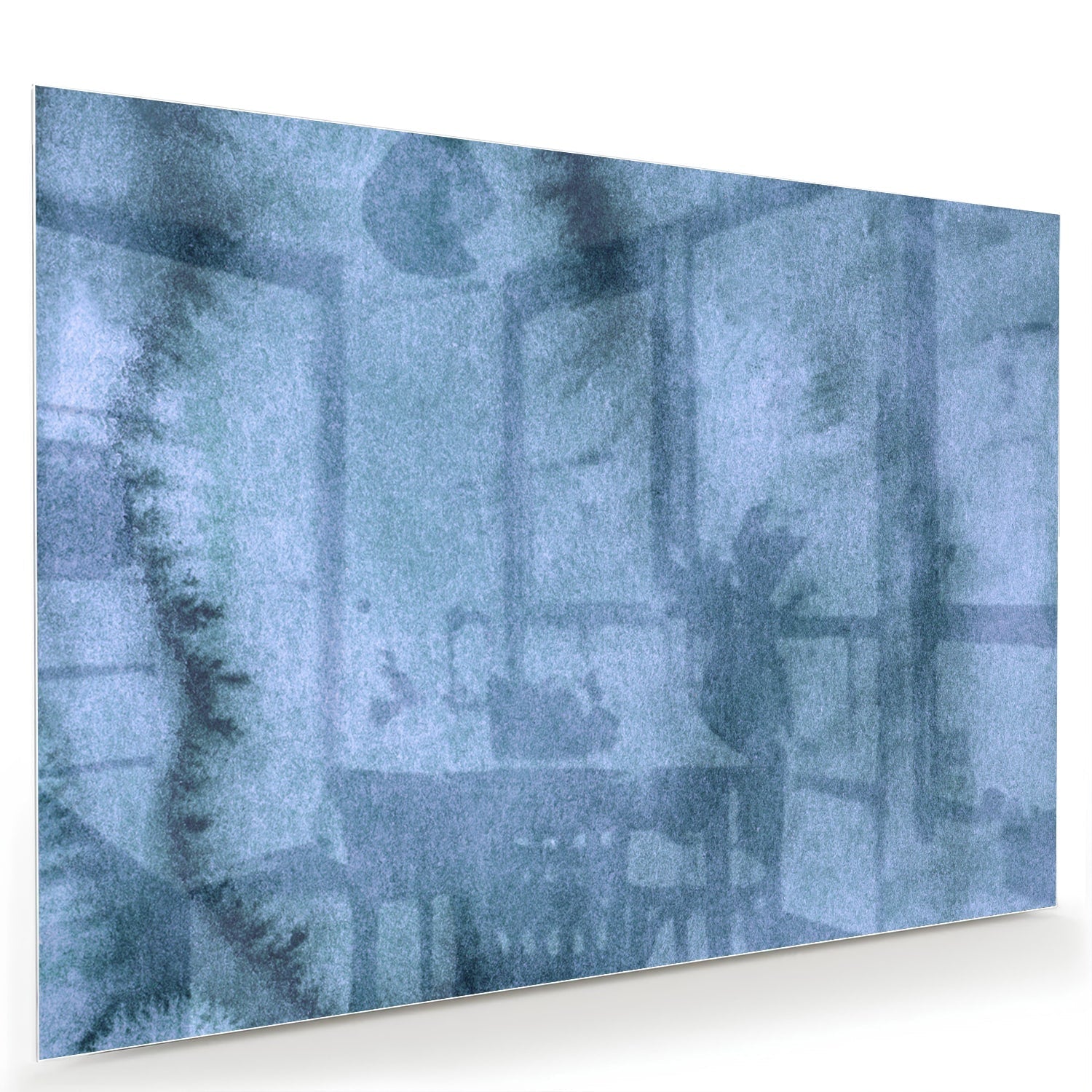 Blauw glazen schilderij aan de muur boven een houten kast in een elegant interieur.