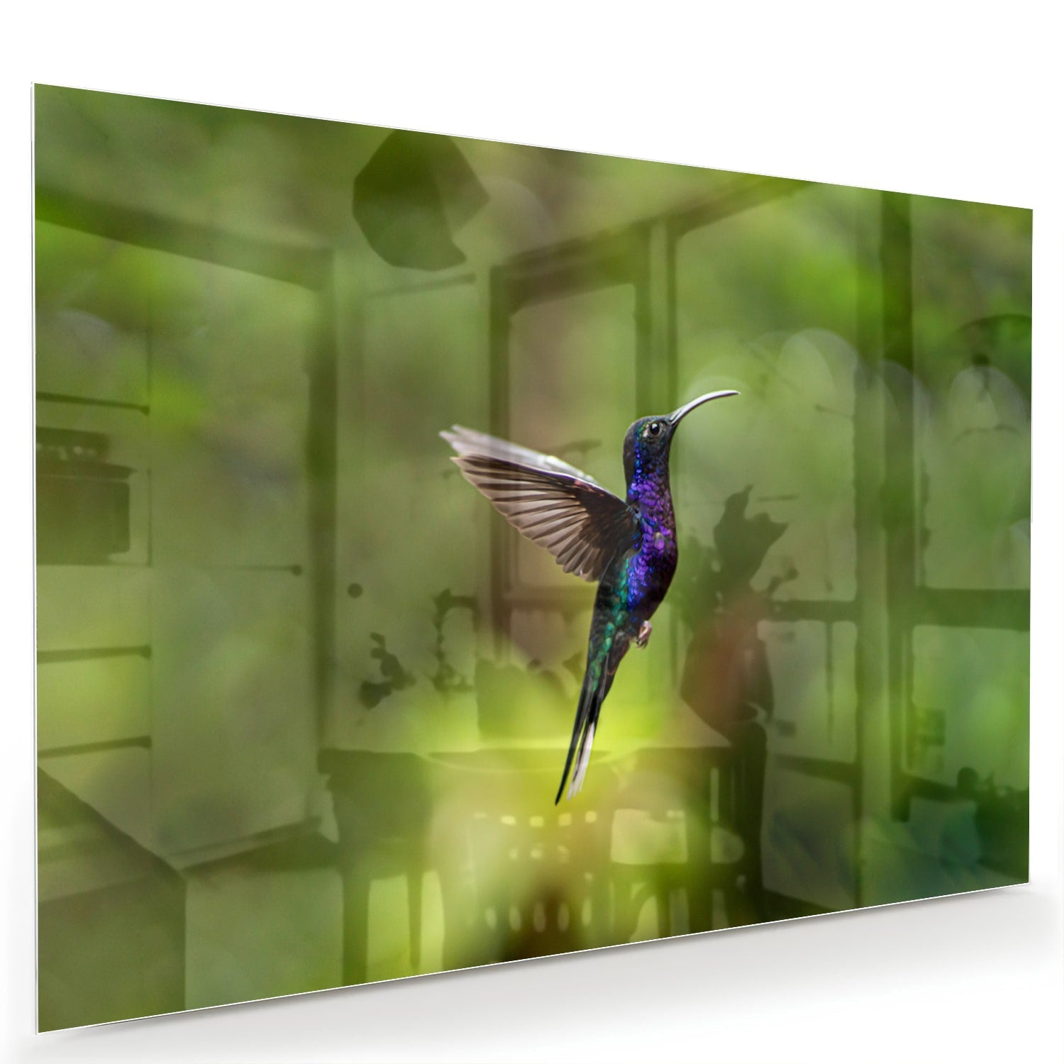 Een glazen schilderij van een kolibrie die vloog voor een groene achtergrond in een lichte kamer.