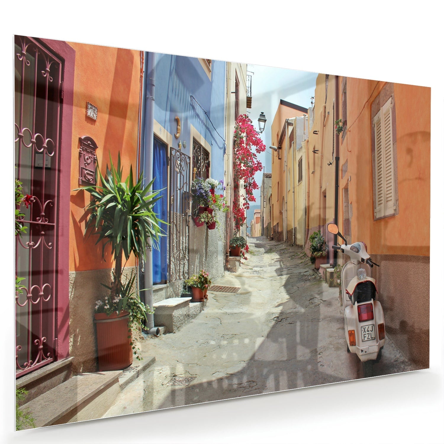 Glazen schilderij van een kleurrijke straat met een Vespa en bloeiende planten.