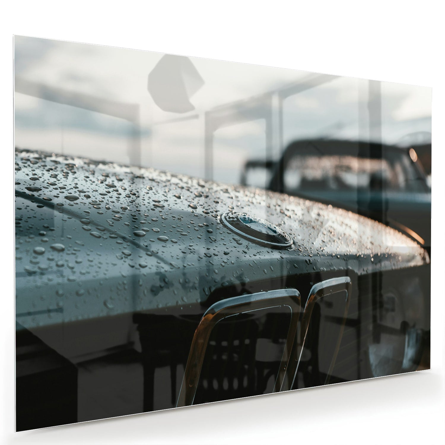 Glazen schilderij van een natte autoruit in een modern interieur
