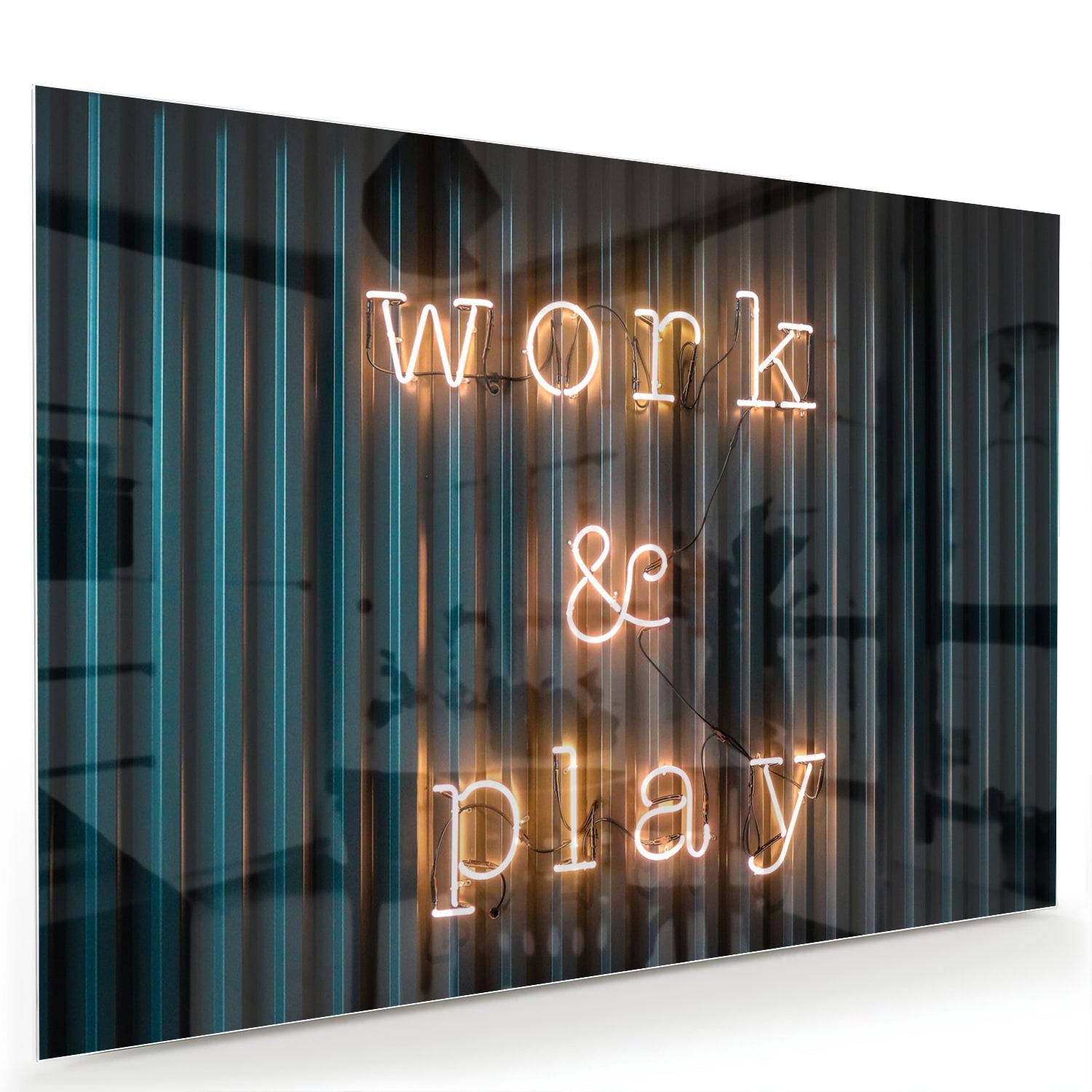 Glazen schilderij met de woorden 'Work & Play' in sfeervolle verlichting.