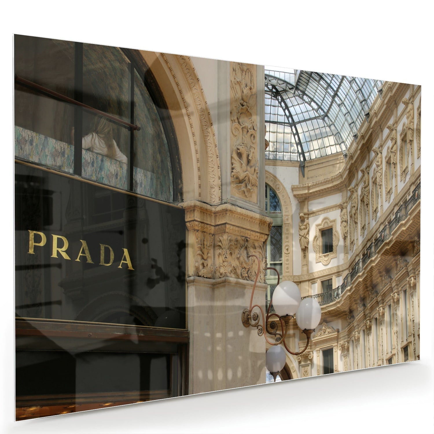 Glazen schilderij van een luxe boetiek met elegante details