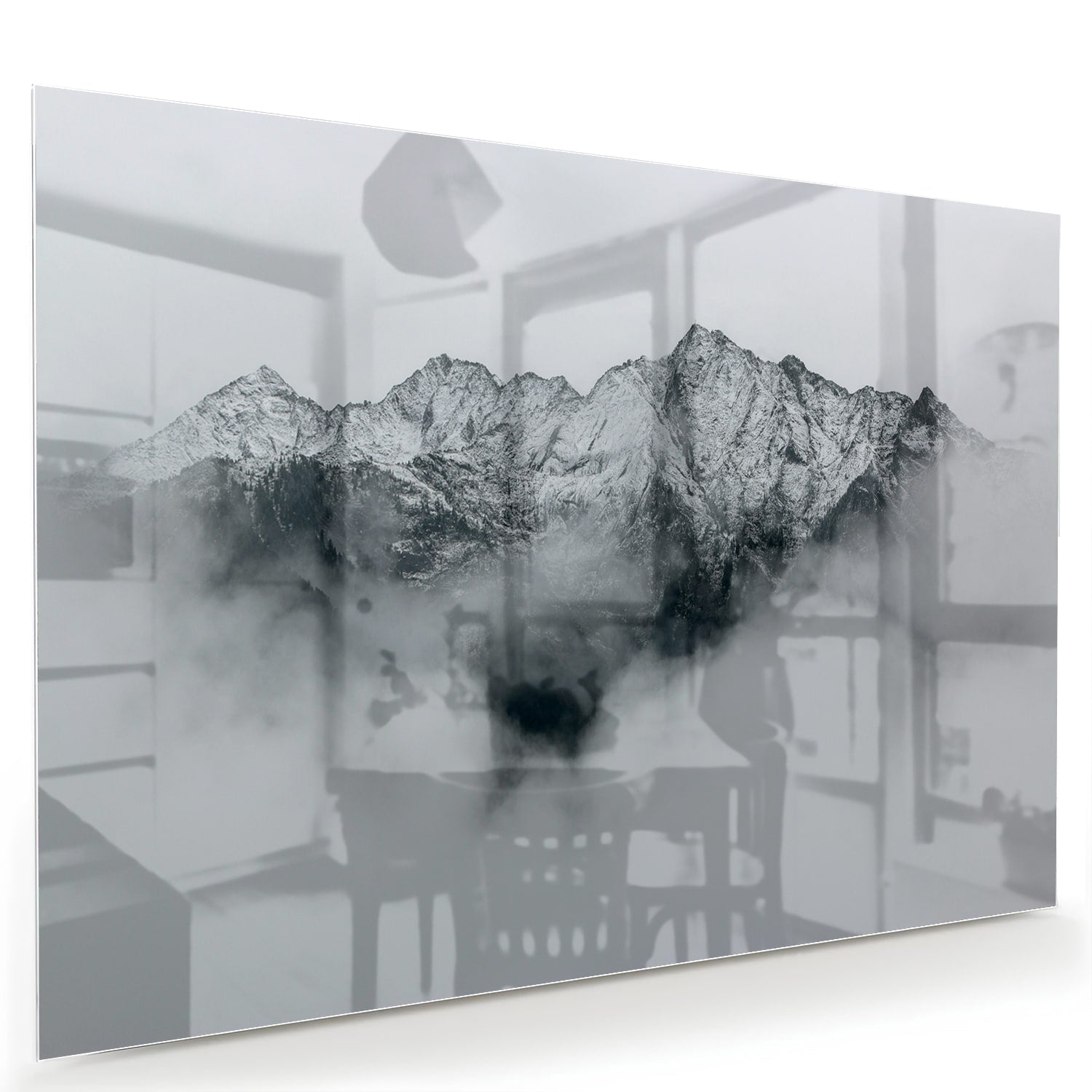 Glazen schilderij met bergen in zwart-wit, hangend aan de muur