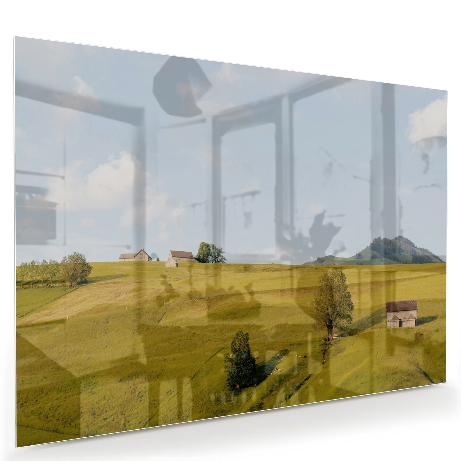 Glazen schilderij met groene heuvels en boerderijen op een witte muur.