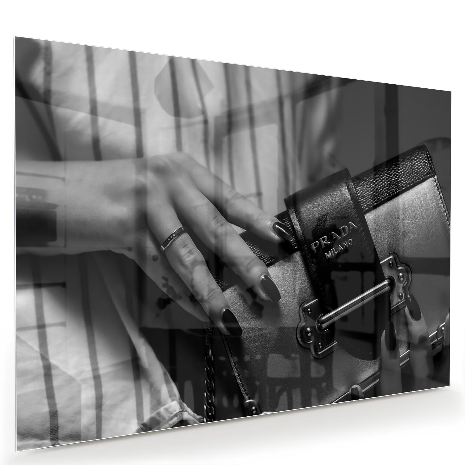 Glazen schilderij met close-up van luxe accessoires op een wand.