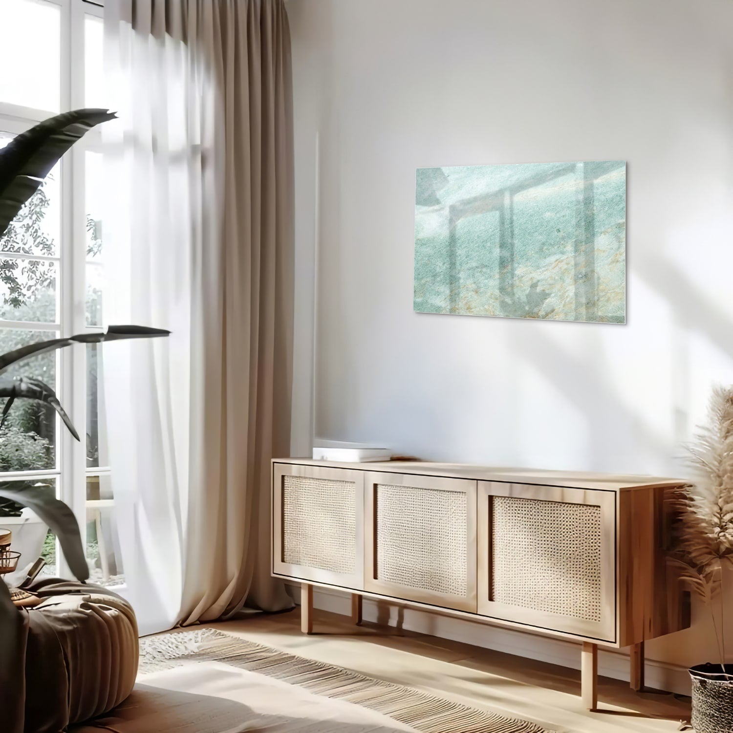 Abstract glazen schilderij in groentinten aan de muur in een moderne woonkamer.