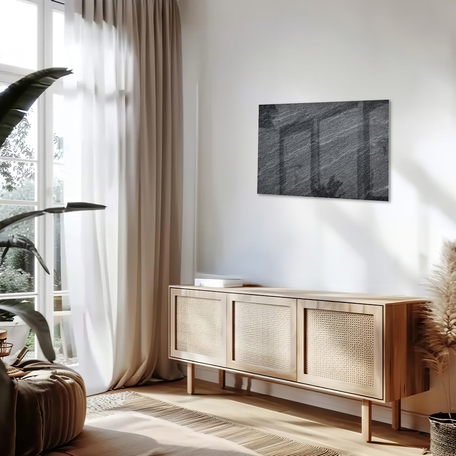 Abstract glazen schilderij in grijstinten aan de muur.