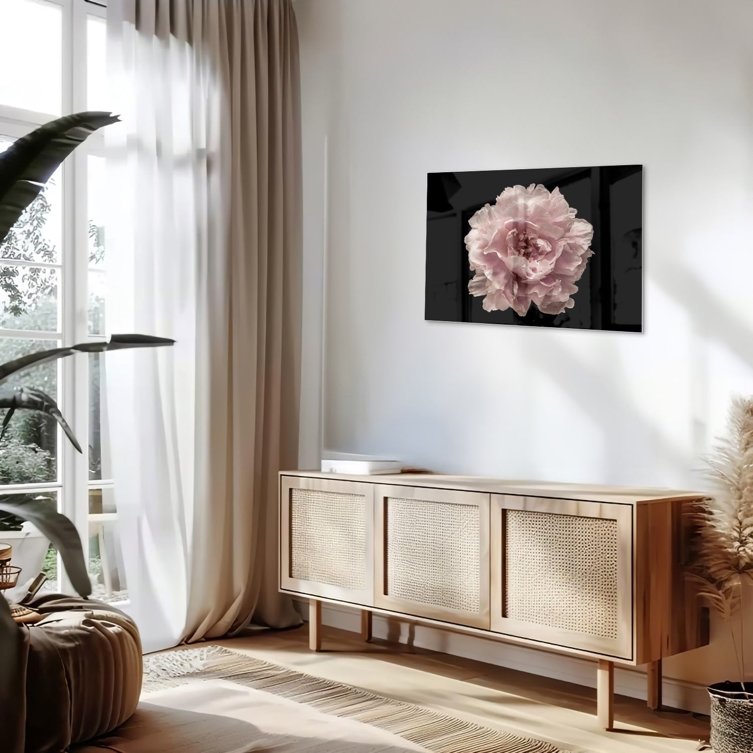 Glazen schilderij van een roze rozenbloem op zwarte achtergrond