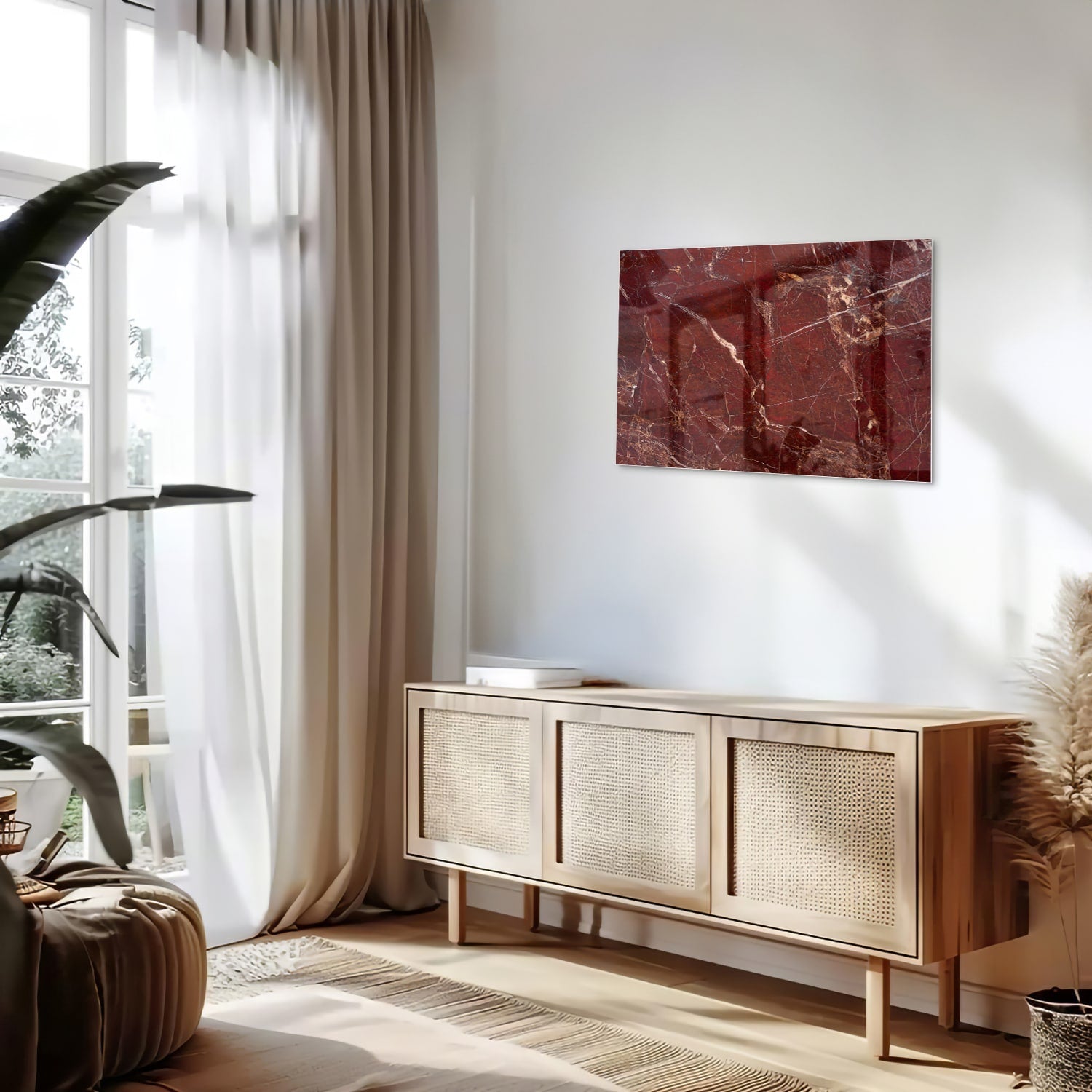 Rood glazen schilderij met marmerlook aan de muur boven een houten kast
