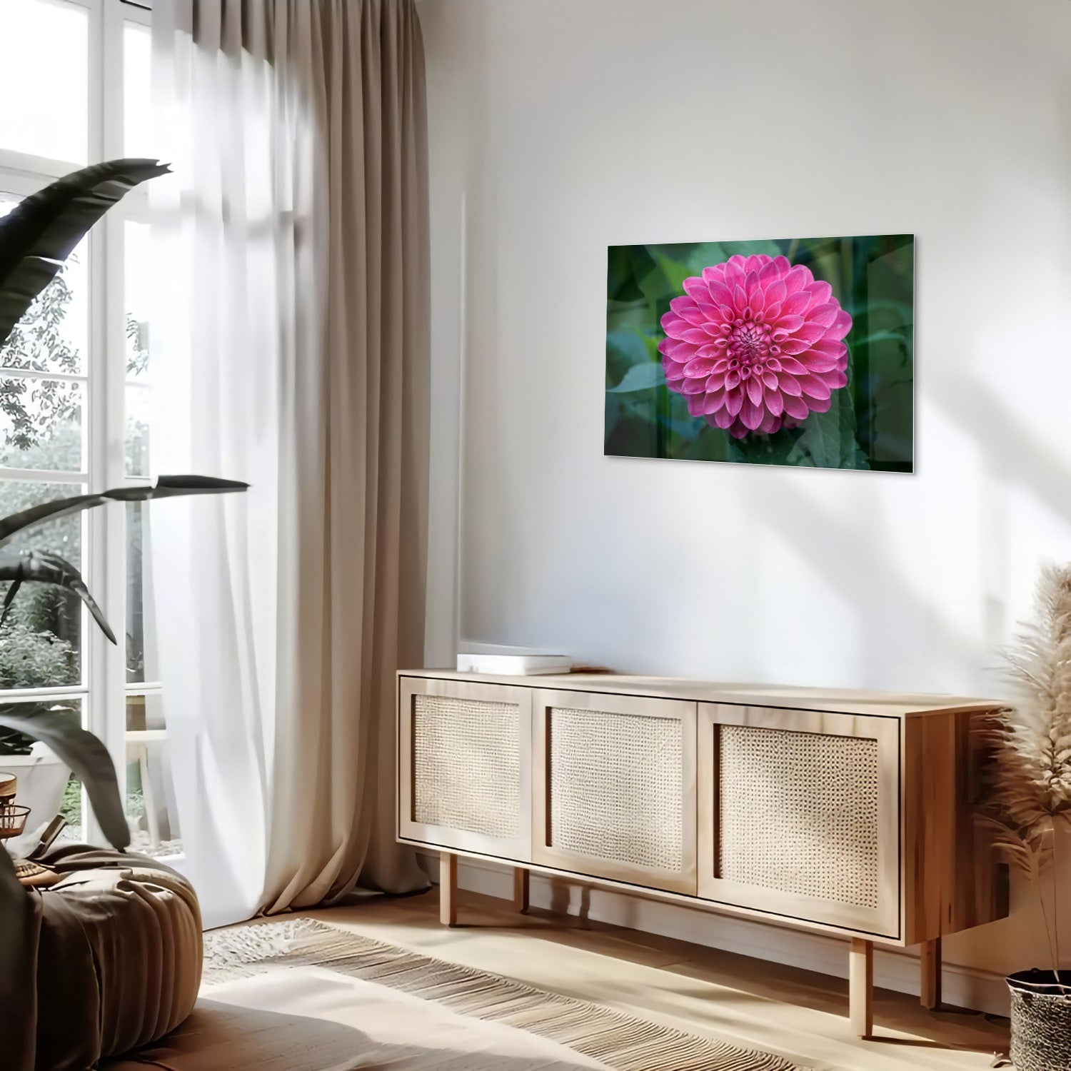 Glazen schilderij met een grote roze bloem, perfect voor wanddecoratie.