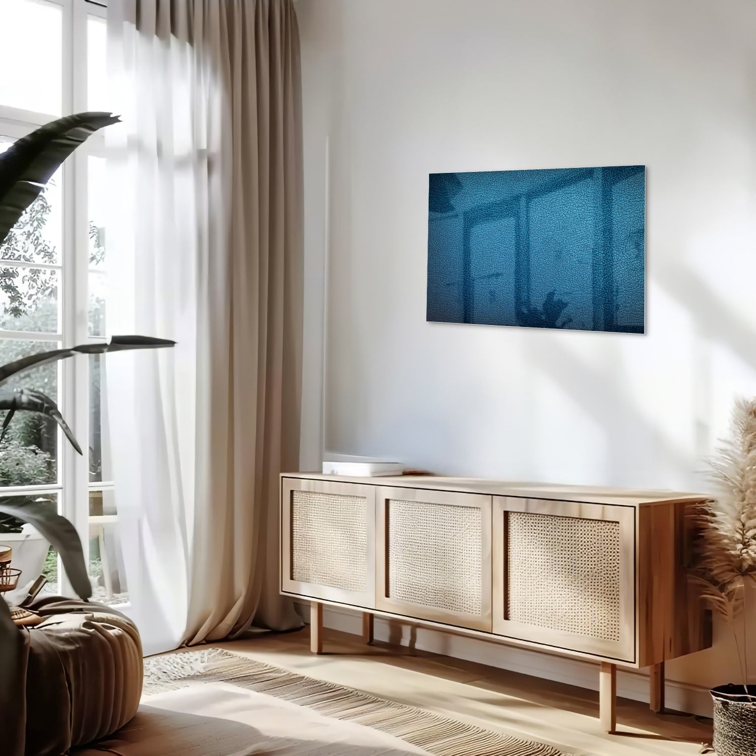 Blauw glazen schilderij met reflecties aan de muur in een moderne woonkamer.