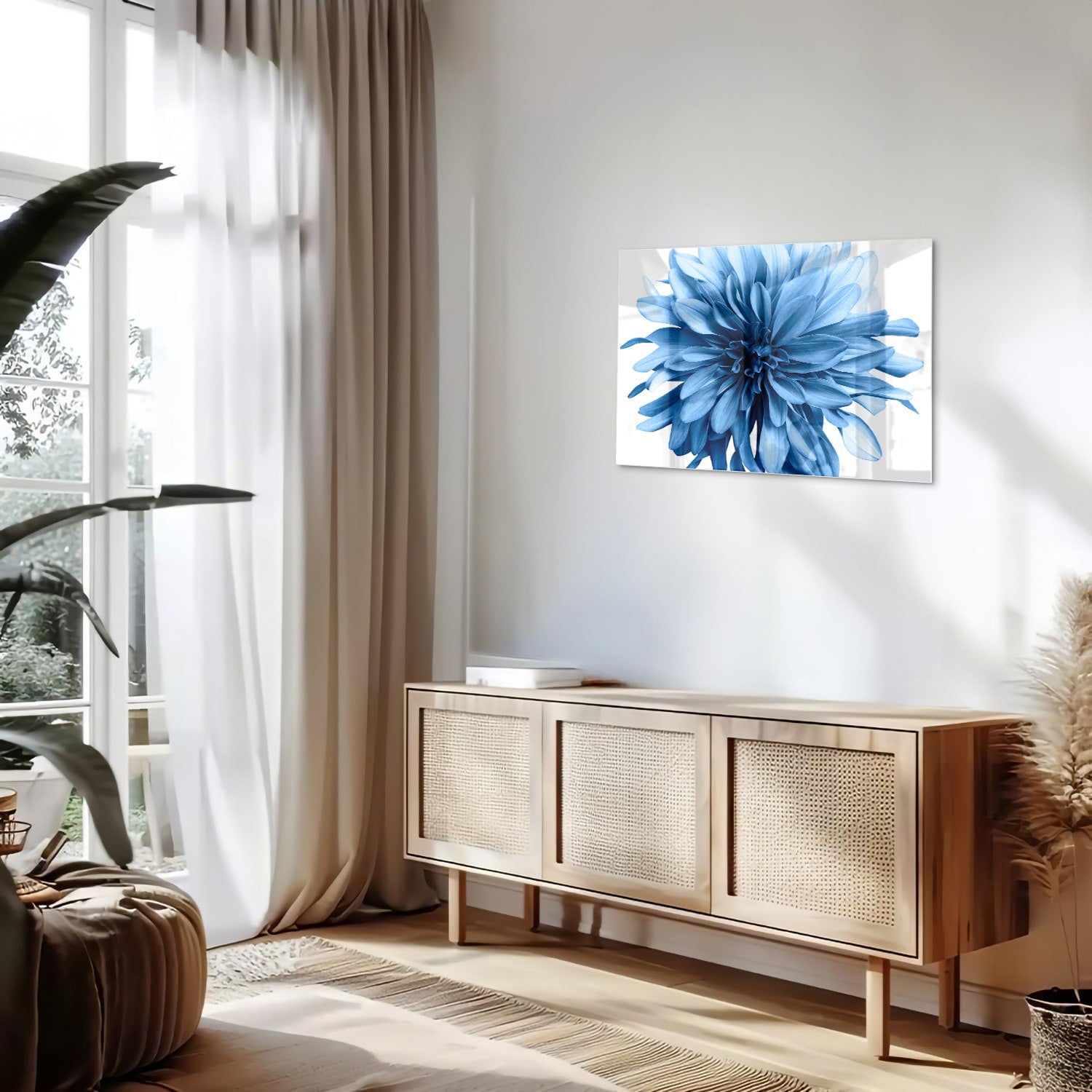 Glazen schilderij van een blauwe bloem in een moderne woonkamer