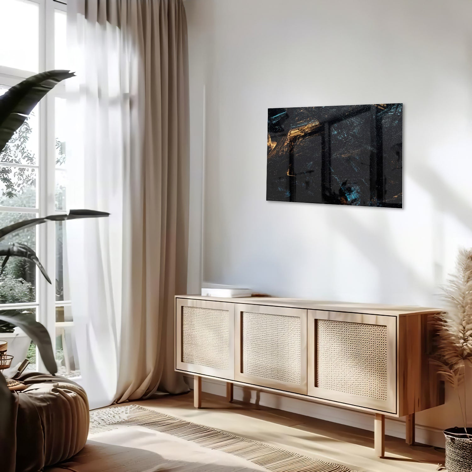 Abstract glazen schilderij met gouden en zwarte accenten aan de muur.