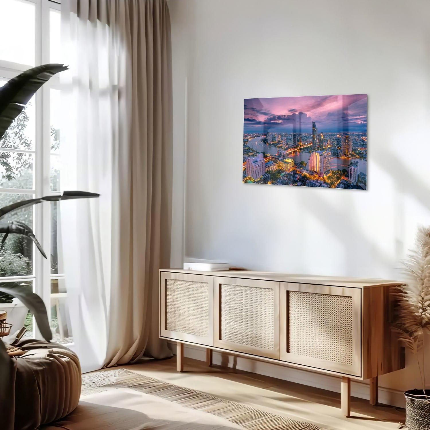Glazen schilderij van een stad met avondlicht, perfect voor in huis.