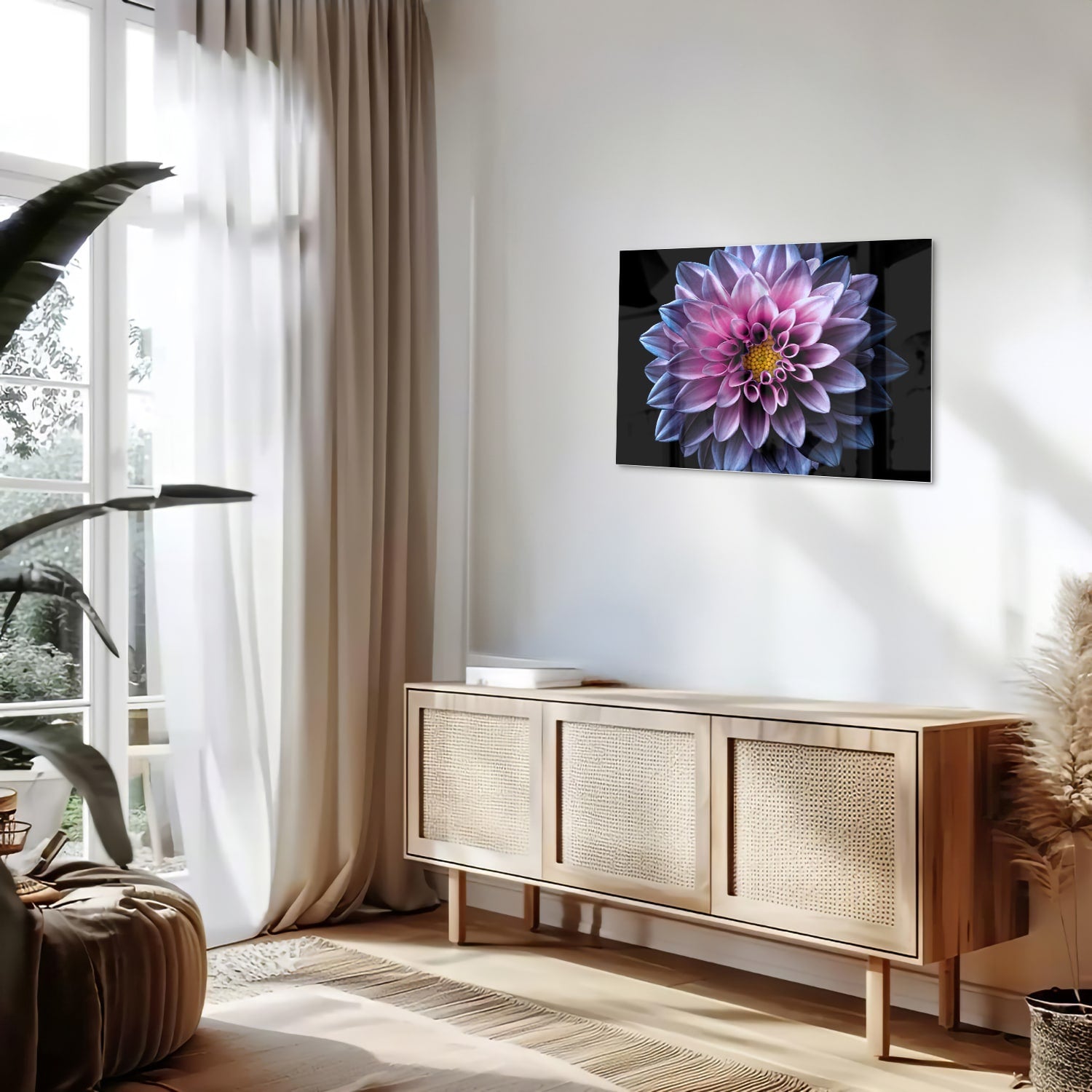 Glazen schilderij van een roze bloem aan de muur in een stijlvolle woonkamer.