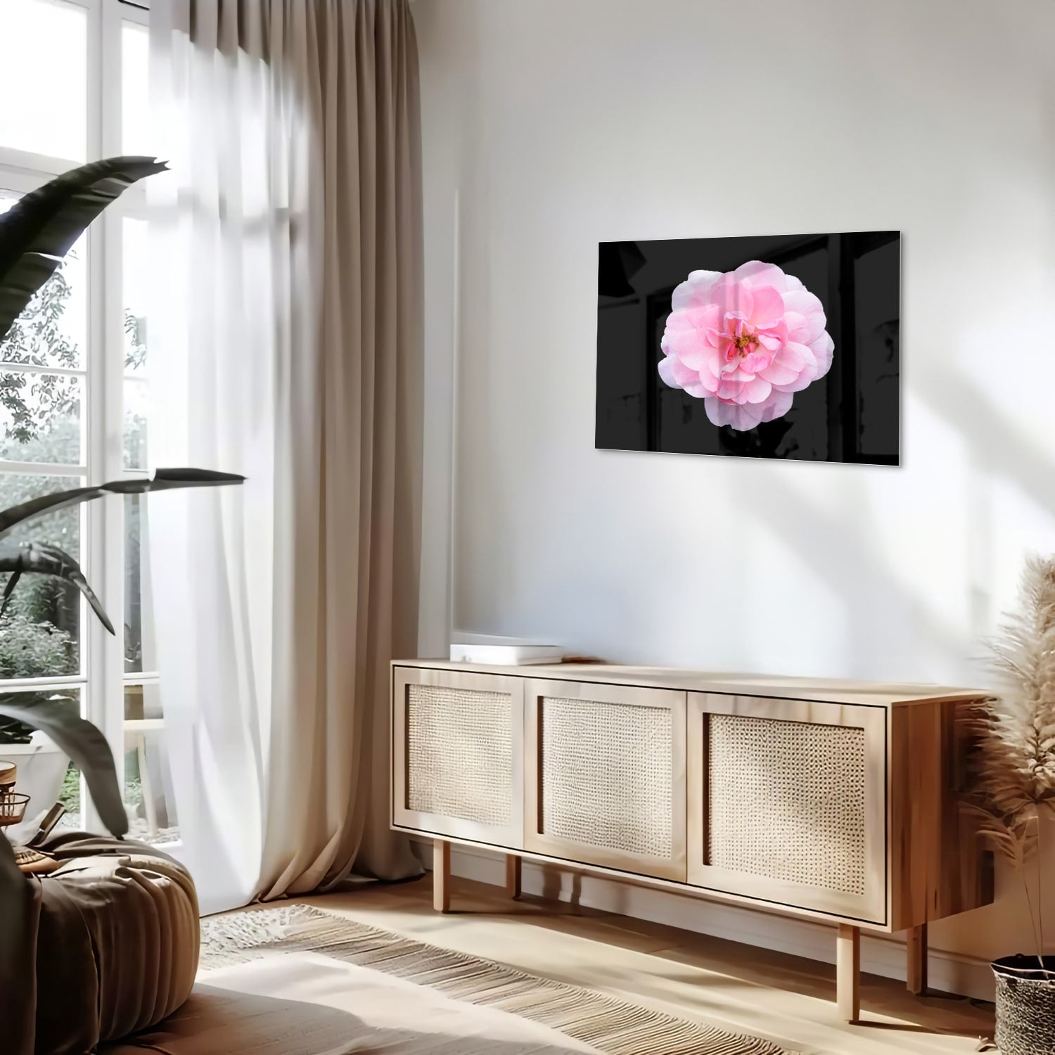 Glazen schilderij van een roze bloem op zwart glas, geschikt voor moderne interieurs.