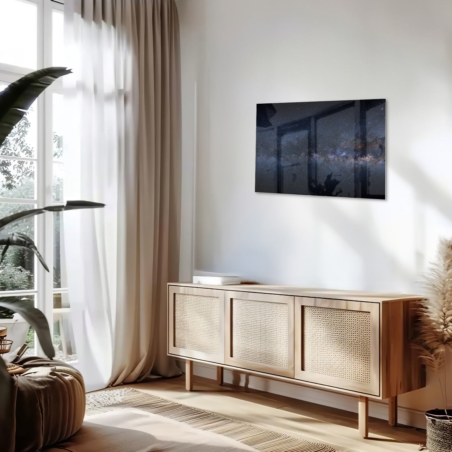 Glas schilderij met een sterrenhemel in een moderne woonkamer.