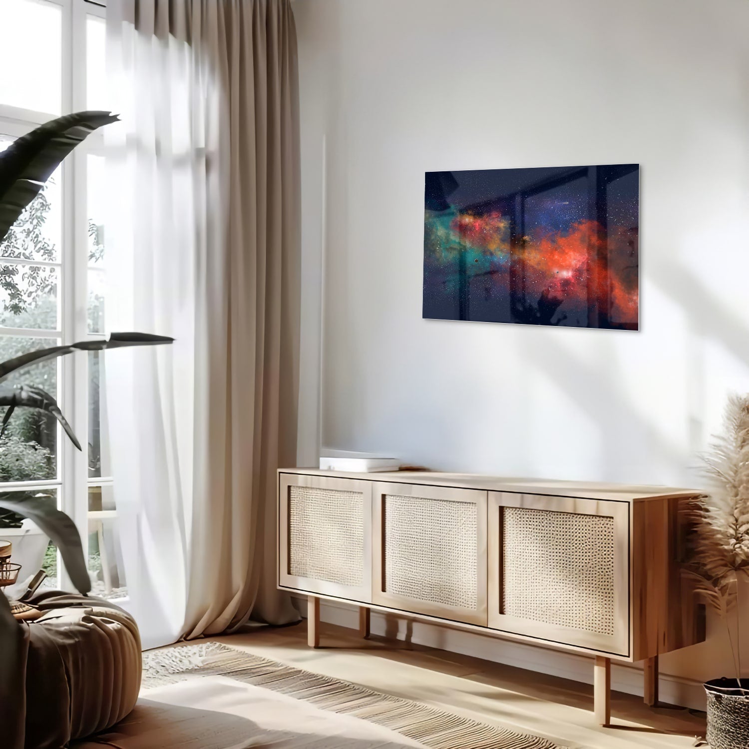 Glazen schilderij van een sterrenstelsel in levendige kleuren aan de muur.