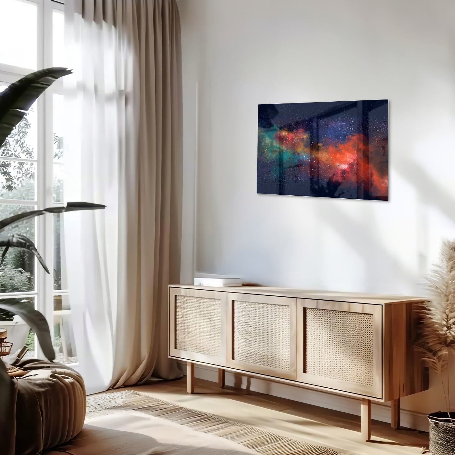 Glazen schilderij van een sterrenstelsel in levendige kleuren aan de muur.