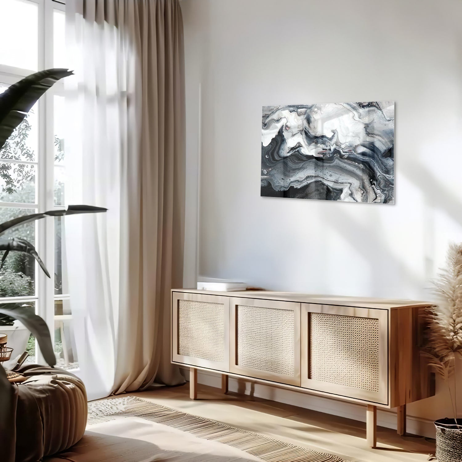Abstract glazen schilderij met grijze en witte tinten aan de muur.