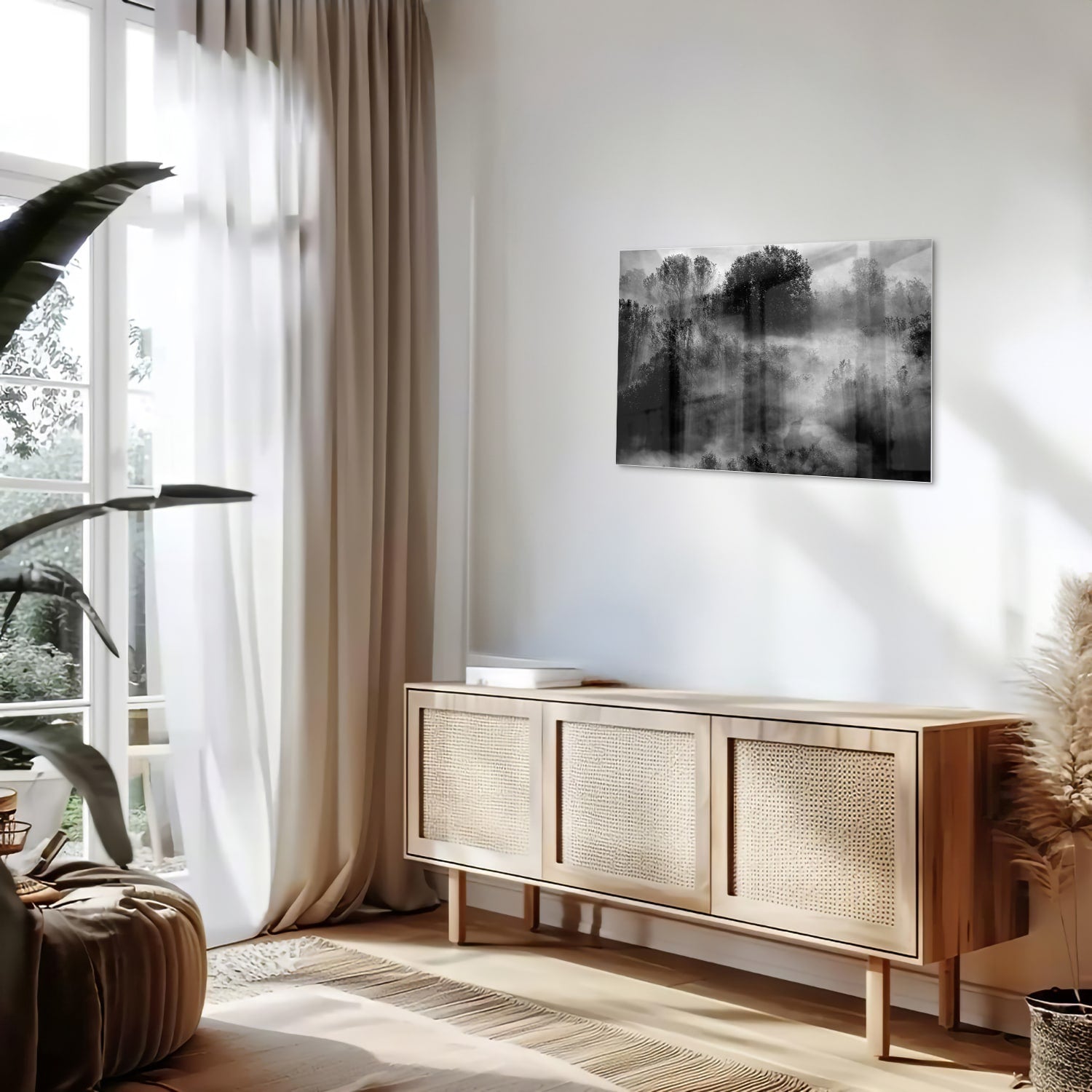 Glazen schilderij met een abstract zwart-wit landschap van bomen in de mist.