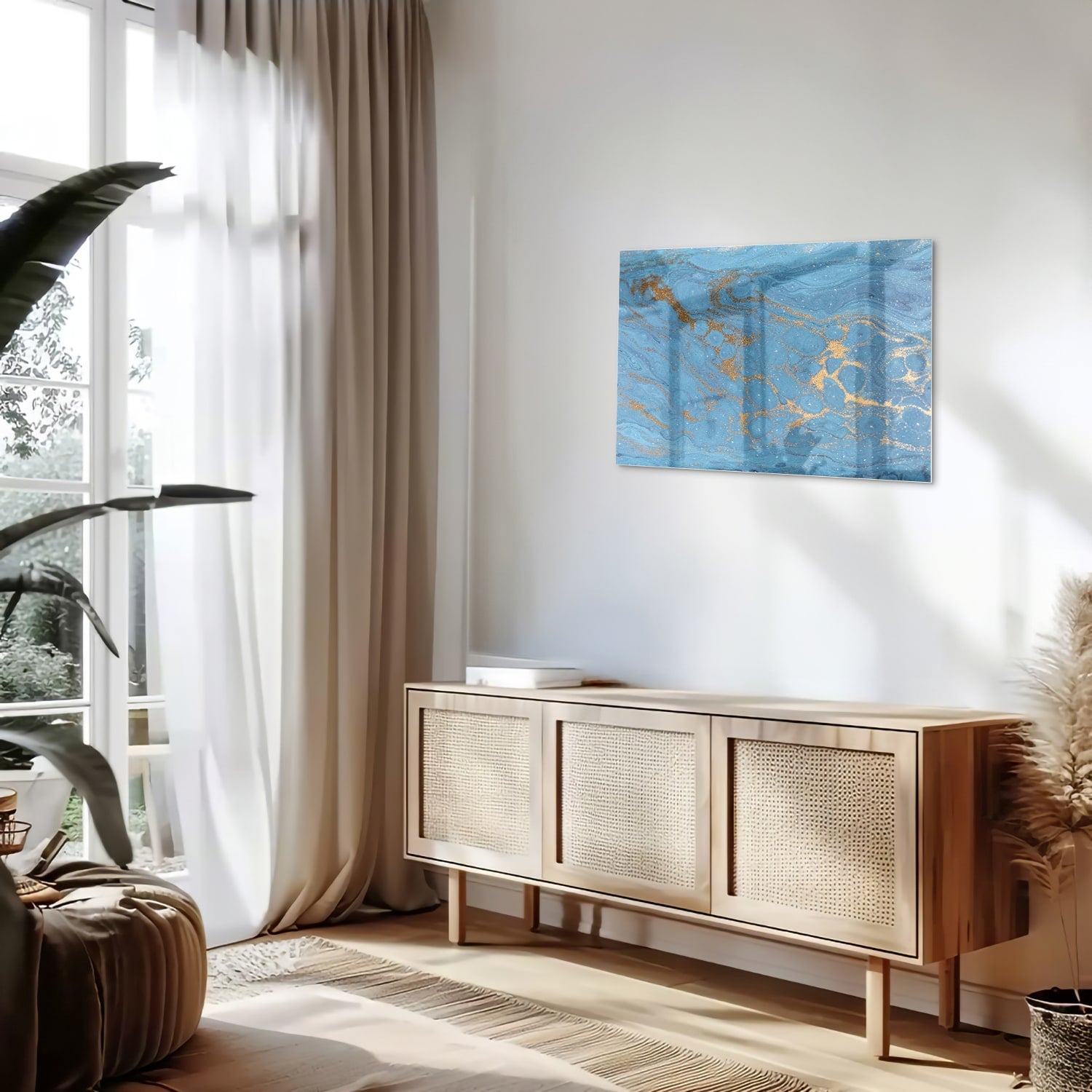 Glazen schilderij met blauw en gouden patronen aan de muur boven een houten kast.