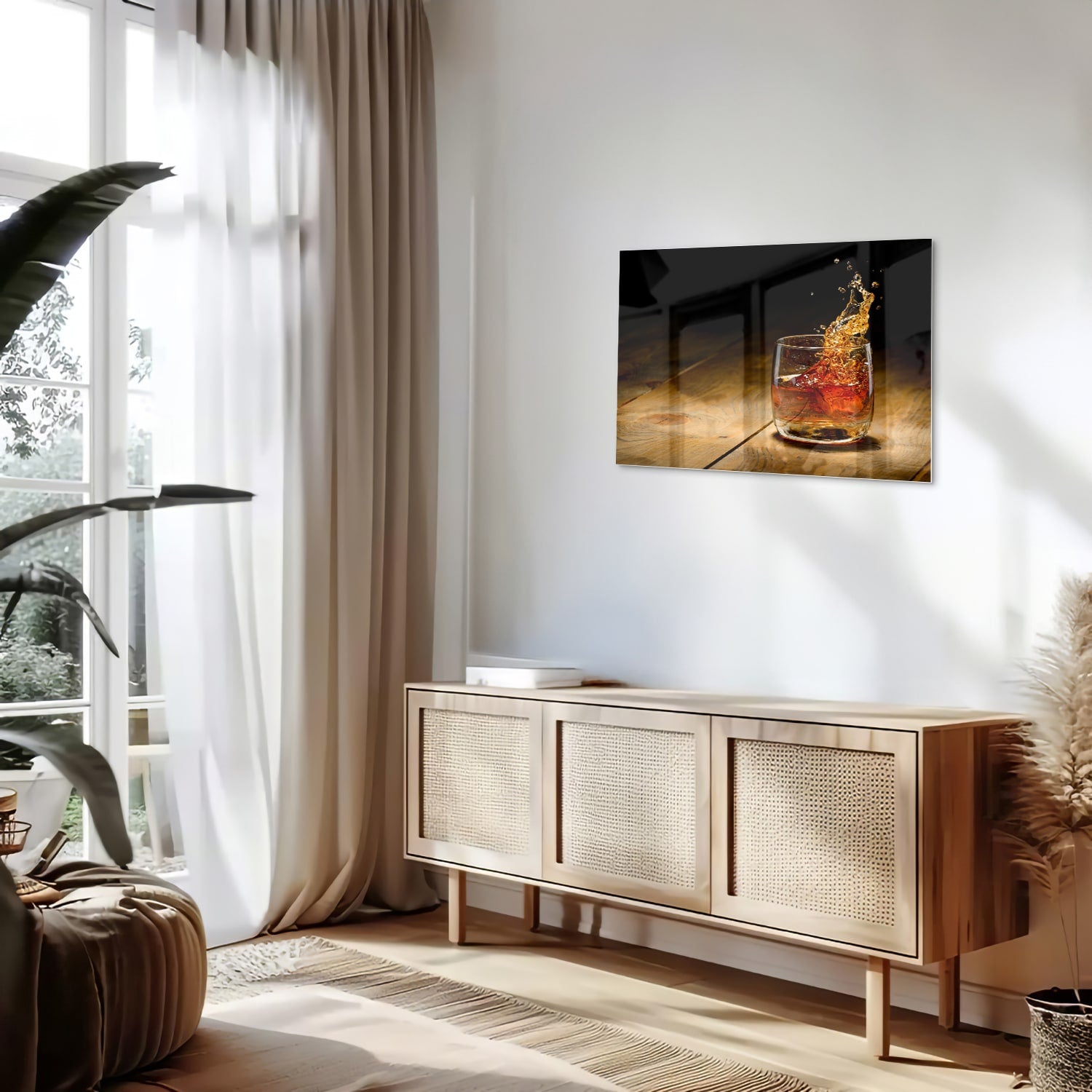 Glazen schilderij met een glas en spetterende drank op een houten tafel.