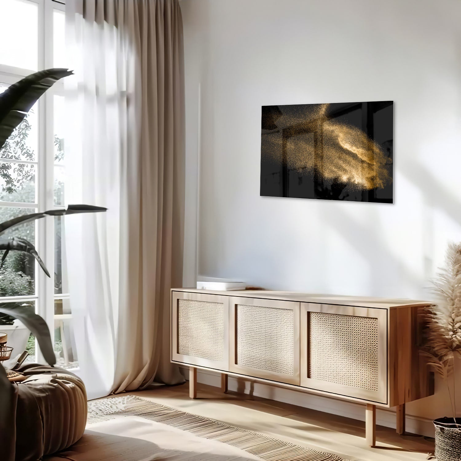 Glazen schilderij met een gouden hand op een zwarte achtergrond.