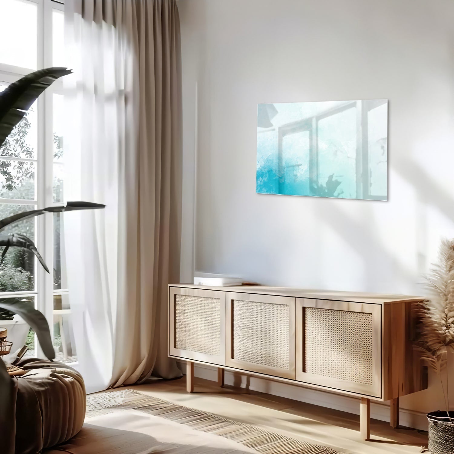 Abstract glazen schilderij met blauwe en turquoise tinten aan de muur.