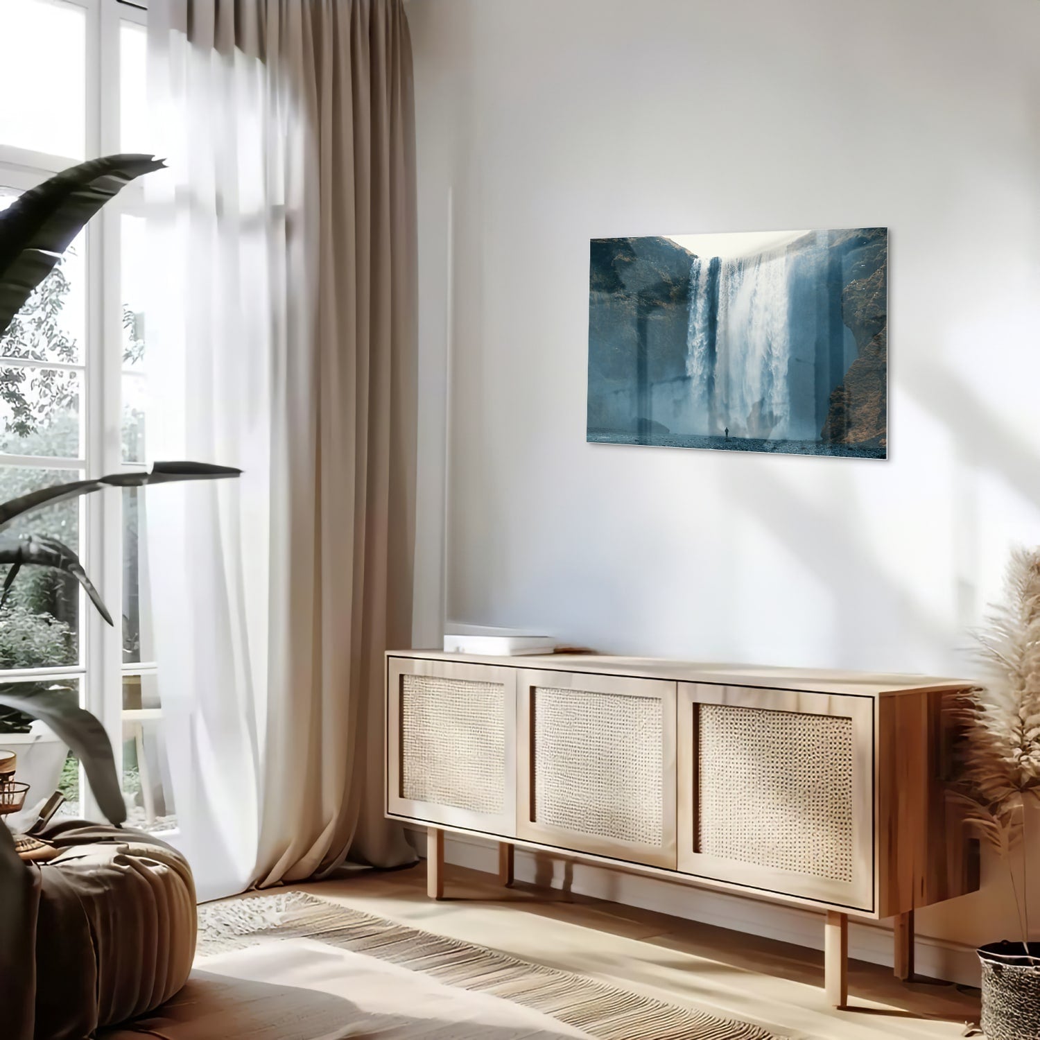 Glazen schilderij van een waterval in een moderne woonkamer.