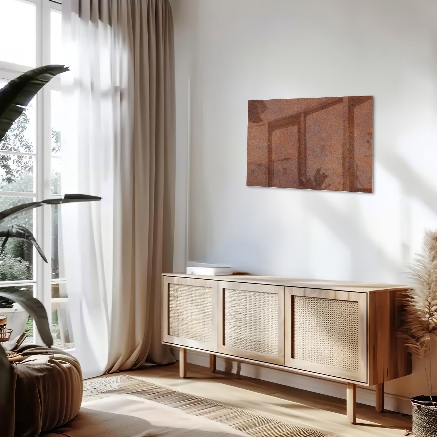 Abstract glazen schilderij met aardetinten boven een houten meubel.