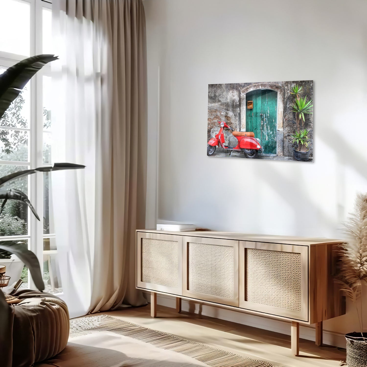 Glazen schilderij van een rode scooter voor een groene deur met planten.