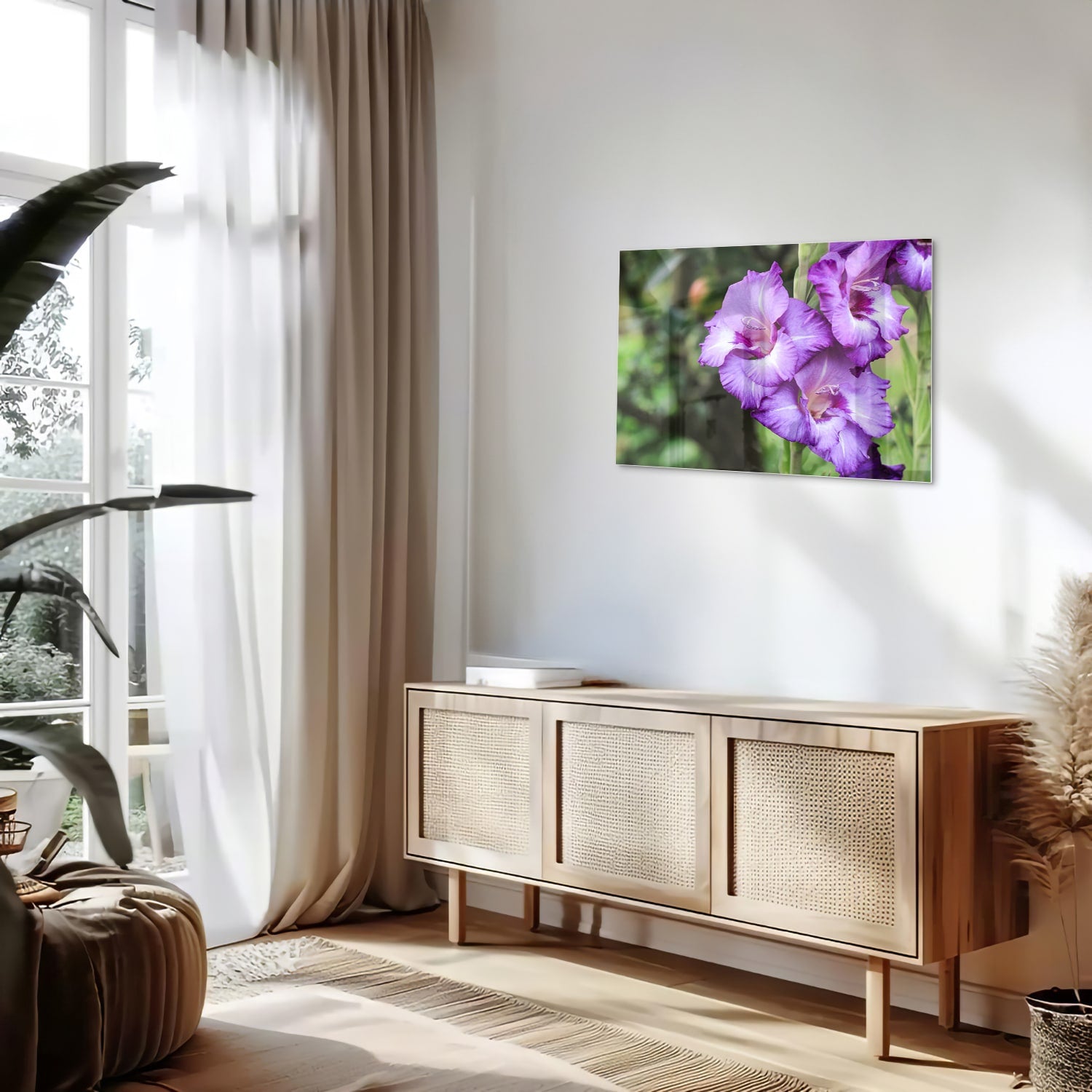 Glazen schilderij van paarse gladiolen aan de muur in een moderne woonkamer.