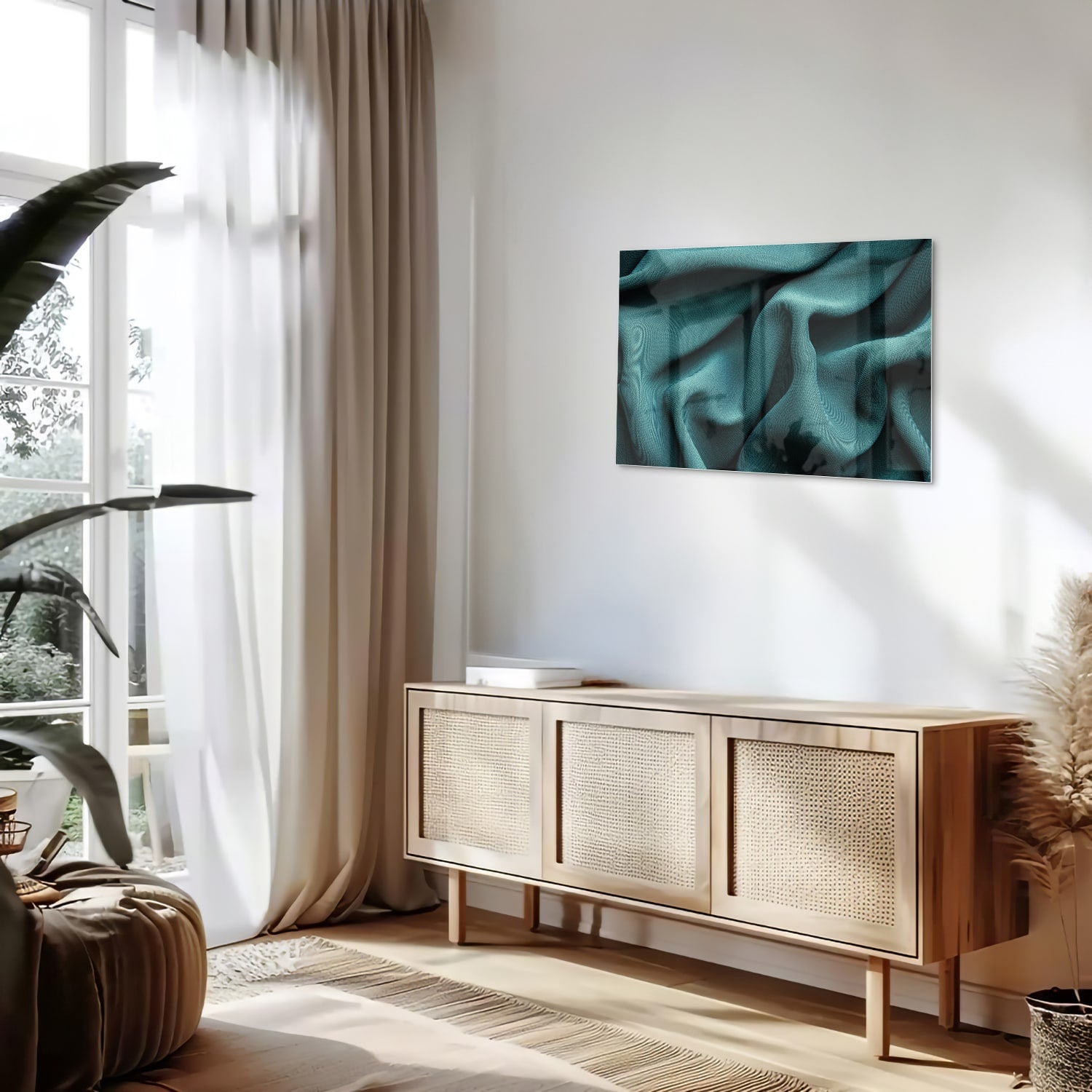 Elegante blauwgroene glazen schilderij in een moderne woonomgeving.