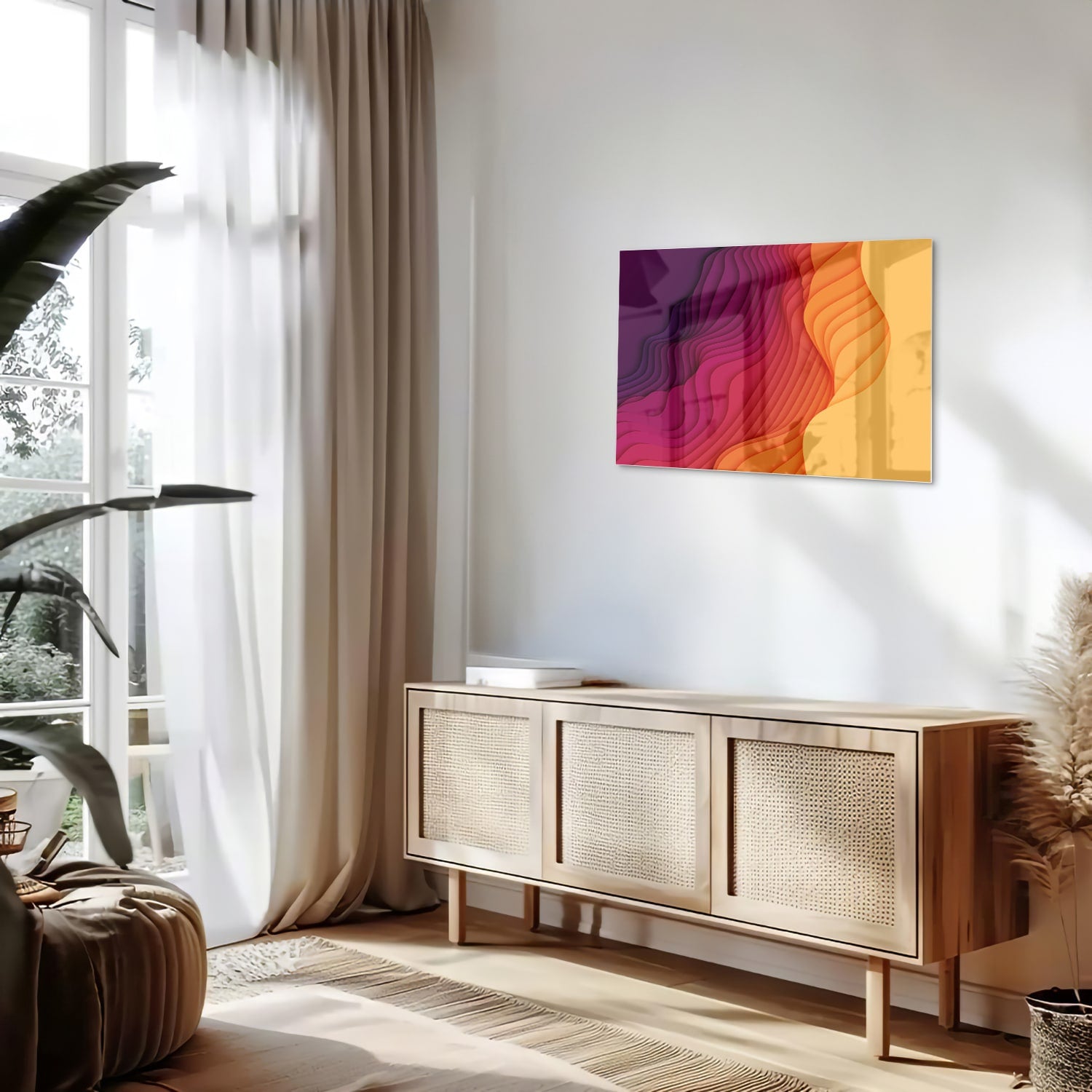 Abstract glazen schilderij met paarse en oranje golven aan de muur.