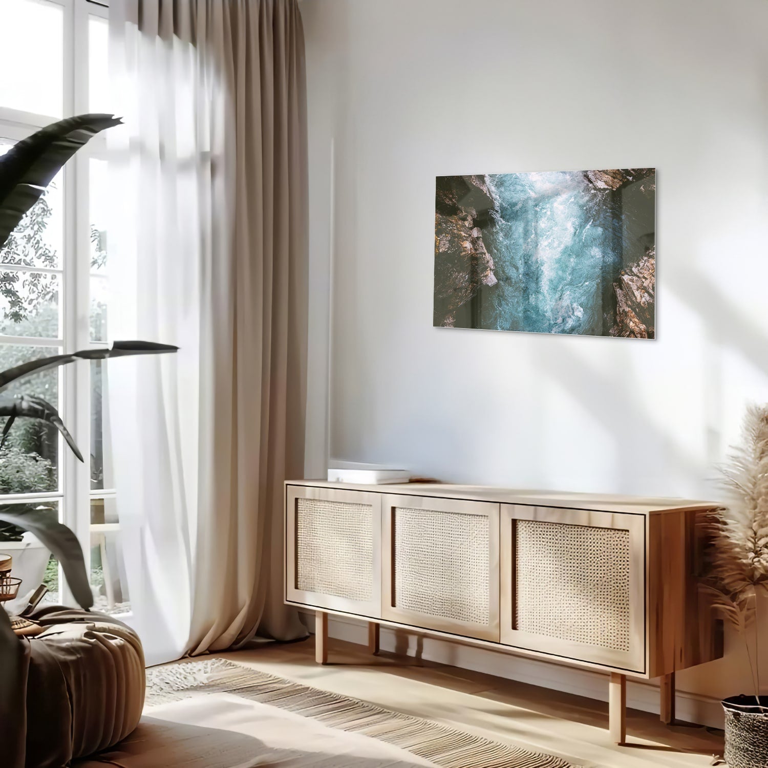 Glas schilderij van helder bergwater dat door rotsen stroomt.