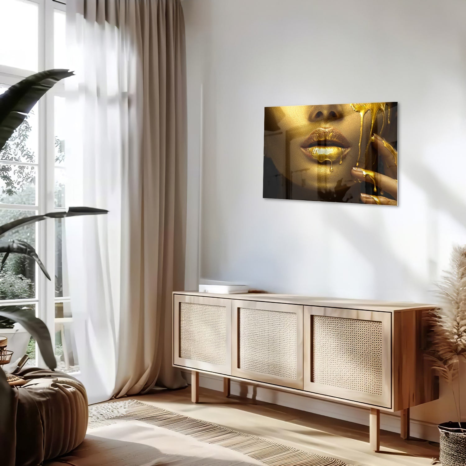 Gouden glazen schilderij van lippen met glanzende vloeistof op een muur.