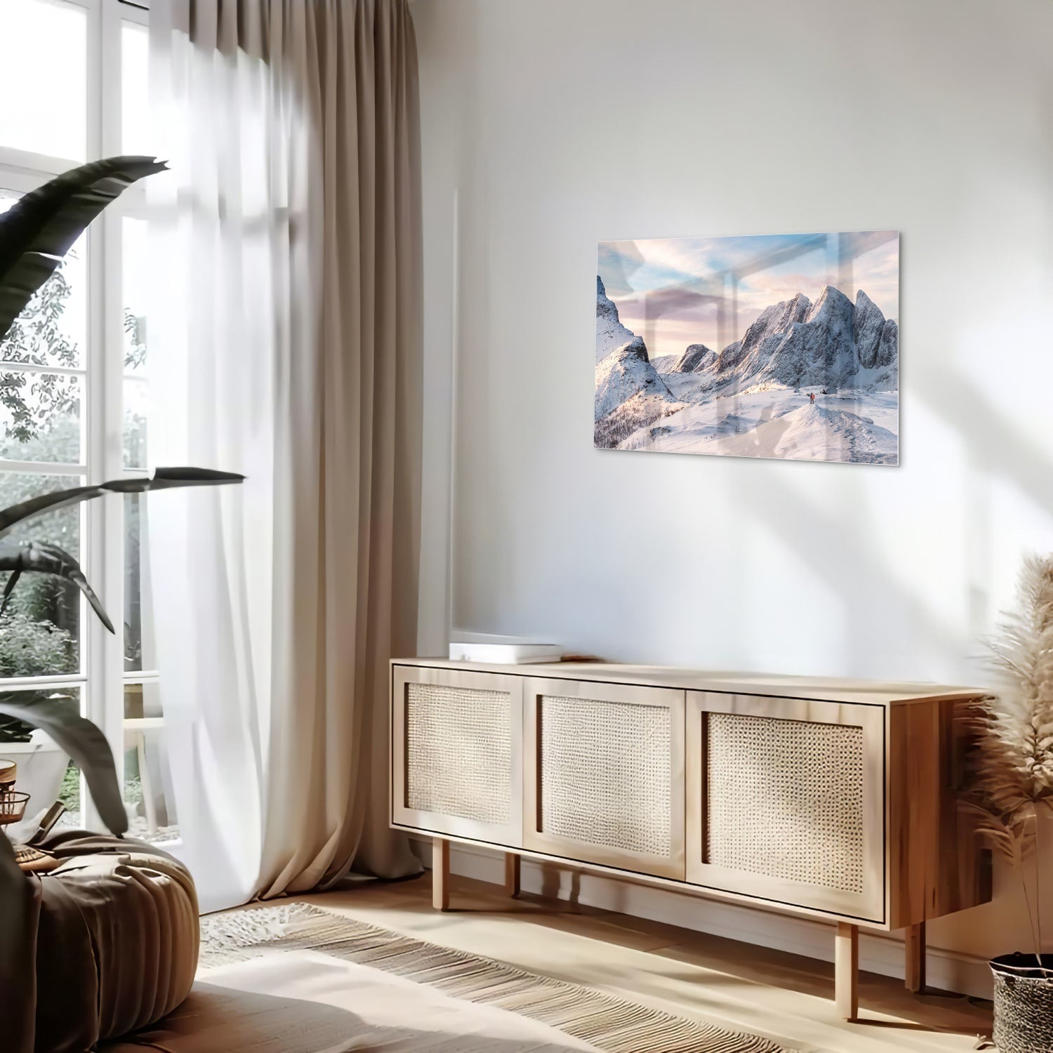 Glazen schilderij van besneeuwde bergen in een lichte woonkamer