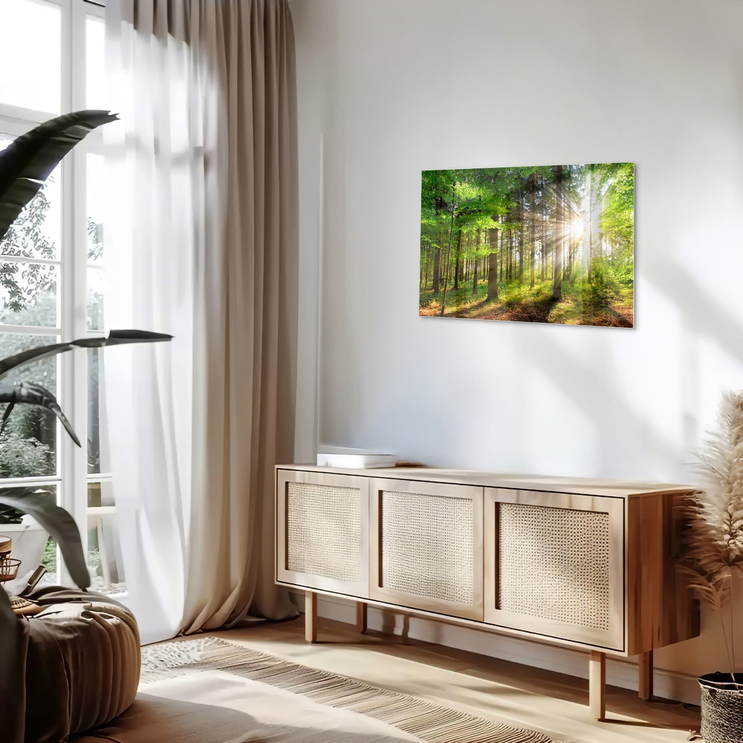 Glazen schilderij van een bos met zonnestralen op een muur.